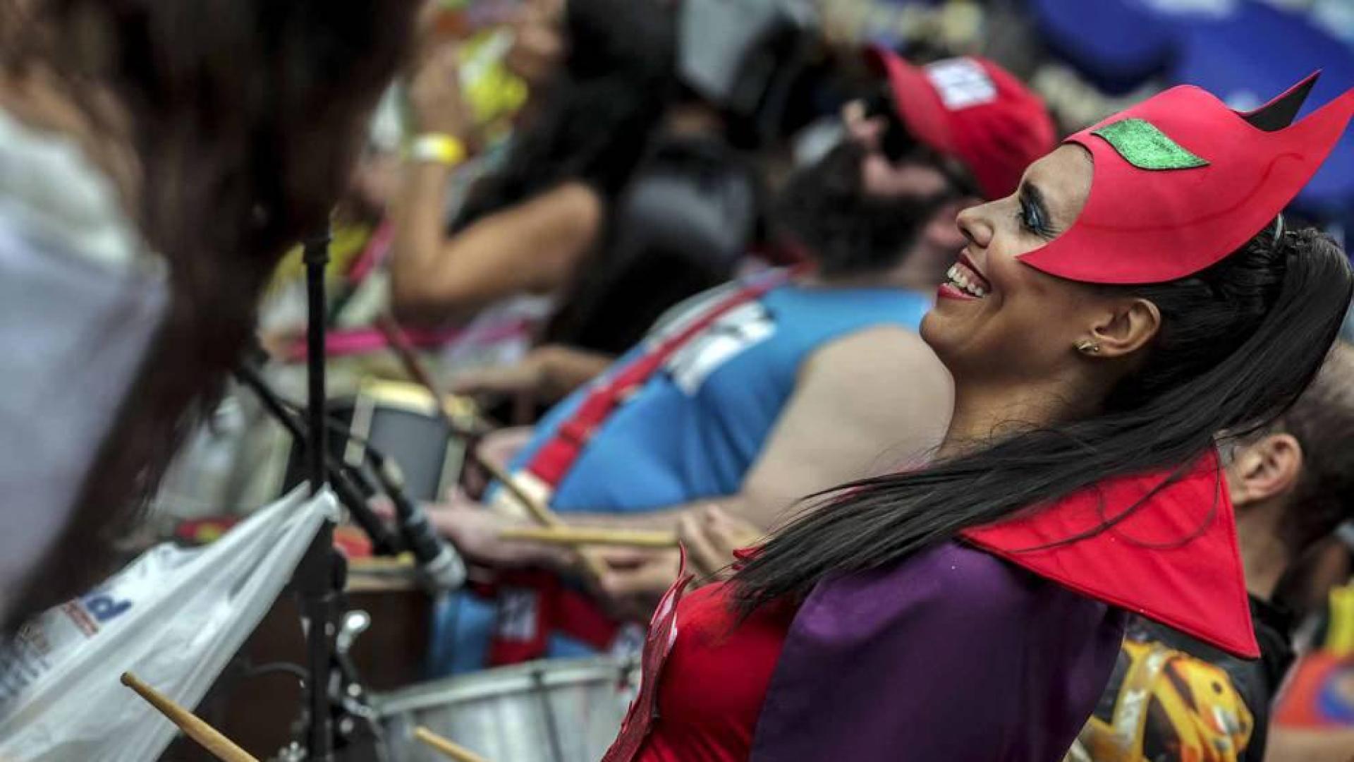 Disfraces tradicionales, bailes, carrozas por tierra y agua... Así están viviendo varias ciudades de Europa y América sus Carnavales