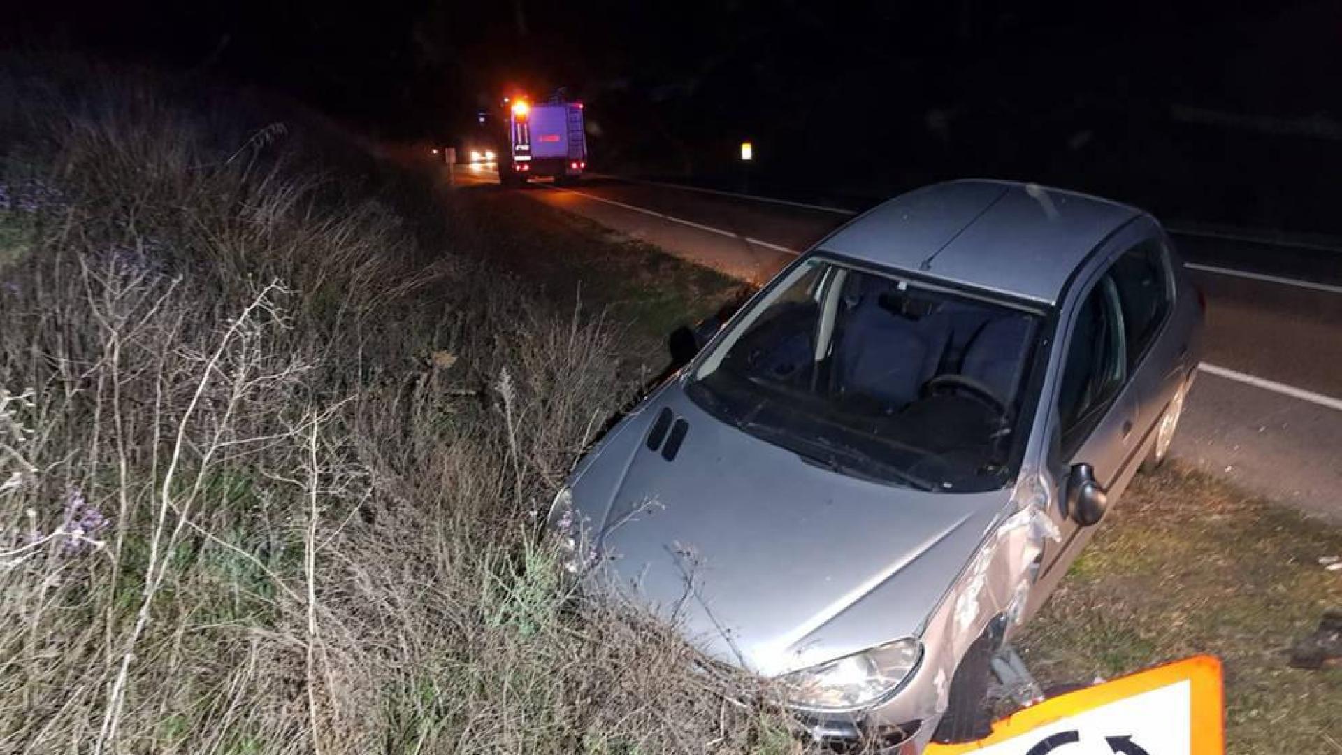 El vehículo chocó contra una señal por el lado del conductor.