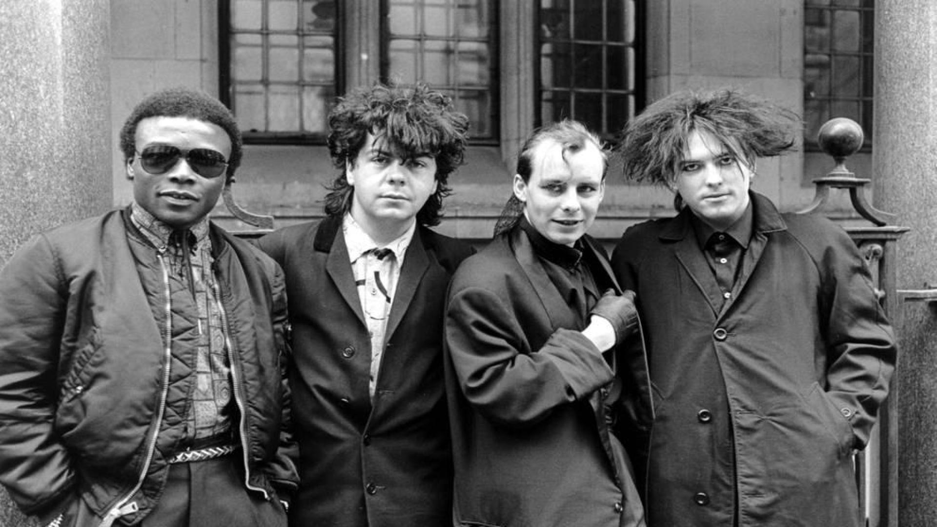 Andy Anderson, a la izquierda, cuando era batería de The Cure.