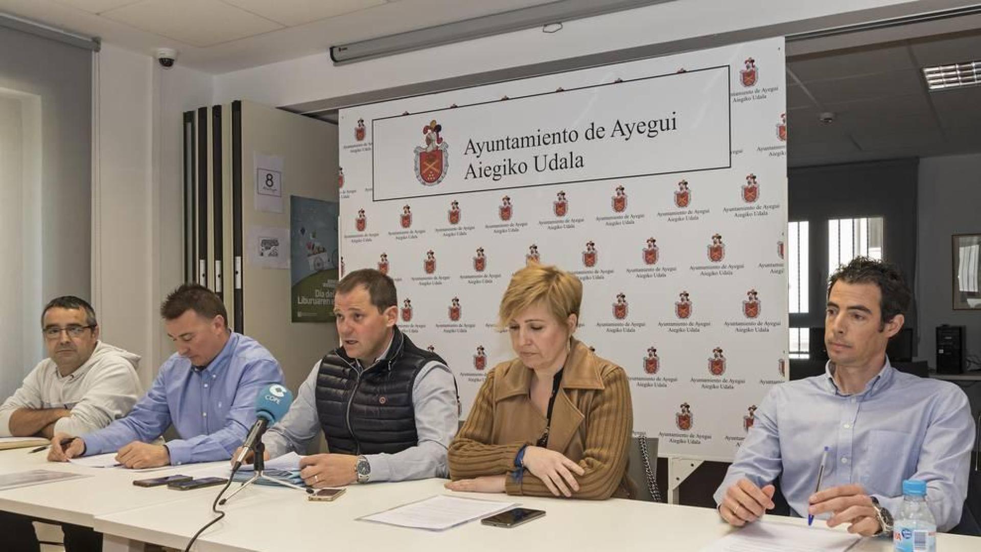 Desde la izquierda, José Luis Etayo, Leo Camaces, Juan Mari Yanci, Conchi Galdeano y Miguel Ángel Martín, ayer durante la comparecencia de Ayegui Unido en el Ayuntamiento de la localidad.