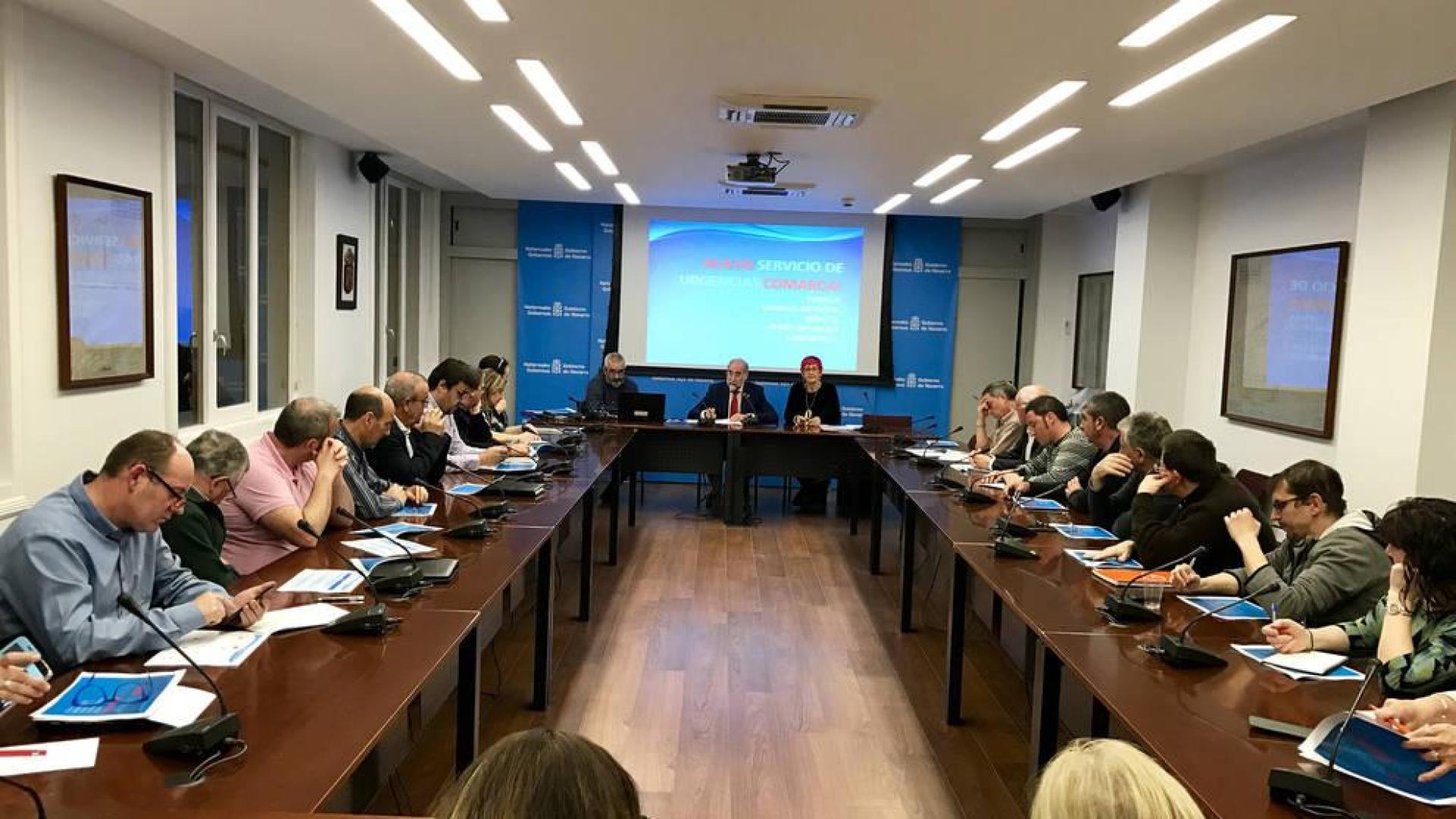 Un momento de la reunión entre consejero y alcaldes.