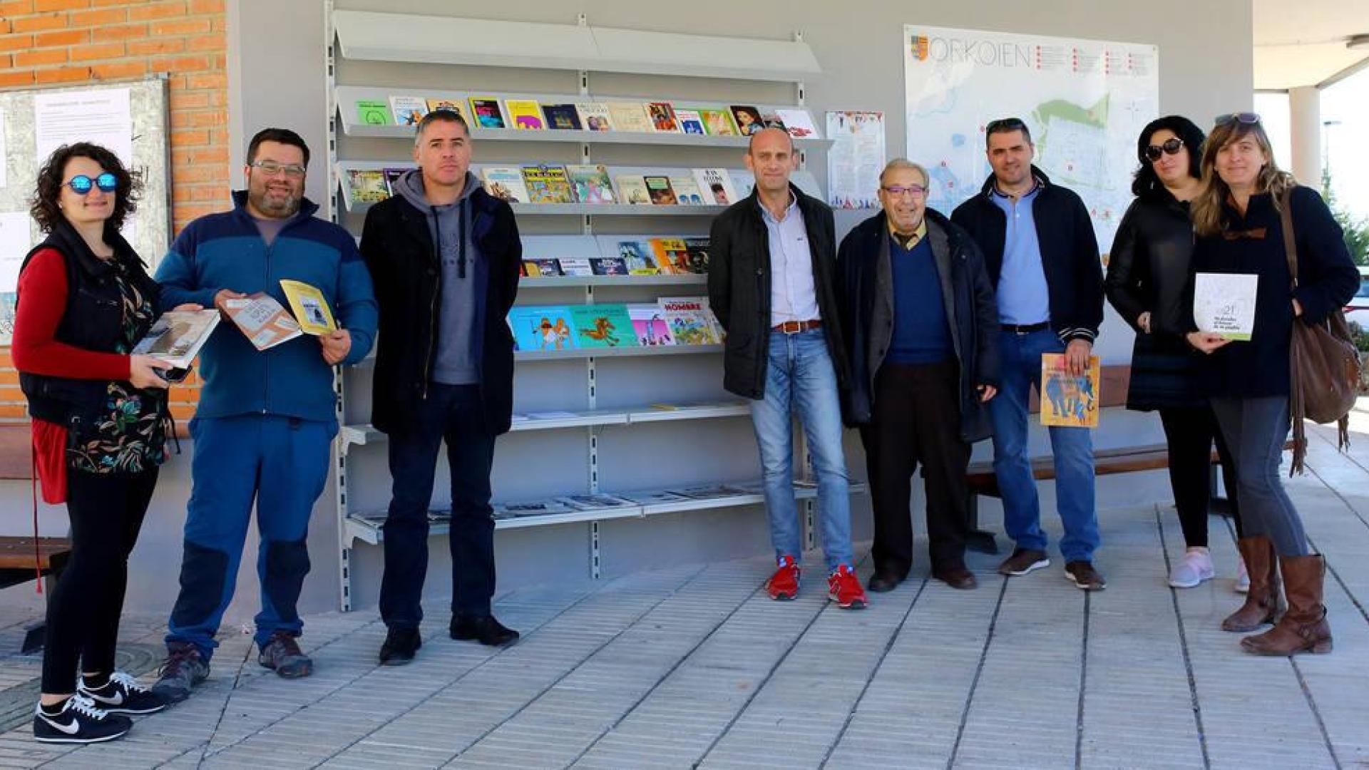 De izquierda a derecha, Mónica Redondo y Breixo Pequeño, concejales de EH Bildu; Carlos Arróniz, alcalde por UIO; Jesús Mª Unzué, teniente de alcalde y responsable de Cultura; Miguel Ángel Ruiz, edil de UPN; Agustín Pacheco (UIO), Carlos García (Apyma San Miguel) y la técnica de Urbanismo, Beatriz Gastesi.