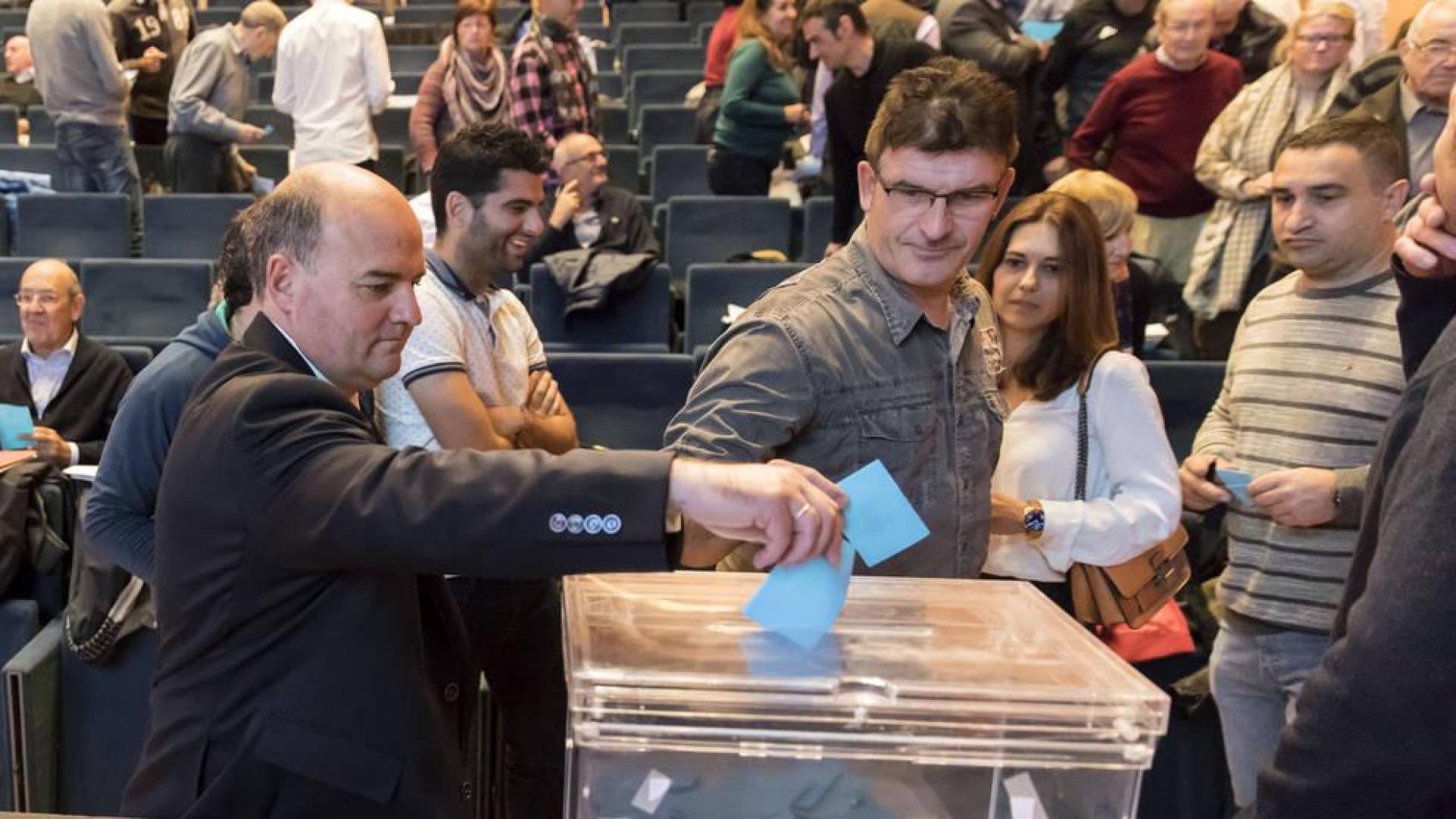 Los compromisarios votan en la pasada asamblea del 3 de noviembre en Baluarte. A la izquierda, el Directivo Ignacio Yániz.
