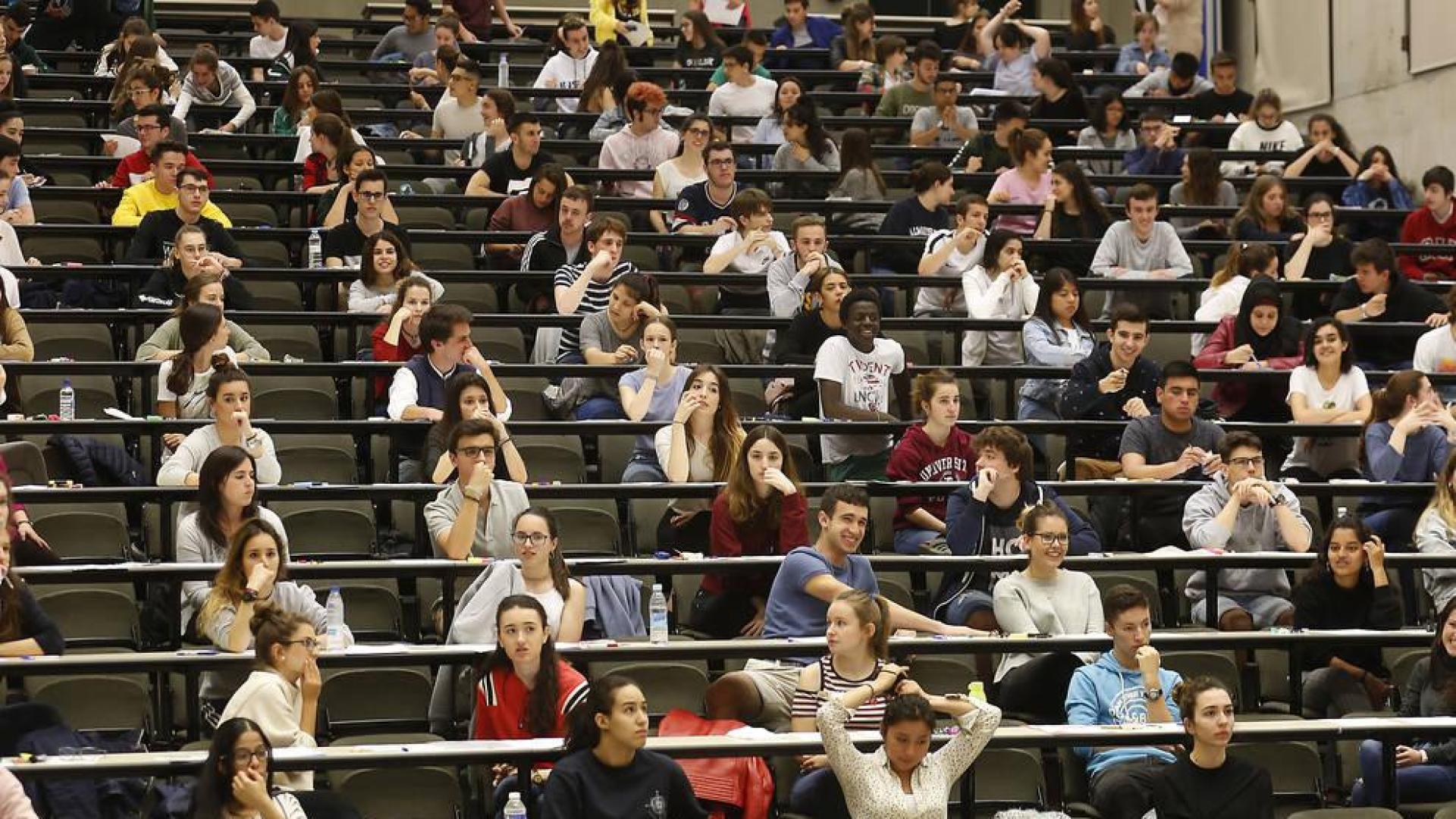 Primer día de exámenes en las pruebas del pasado año celebradas en el Aulario de la Universidad Pública de Navarra.