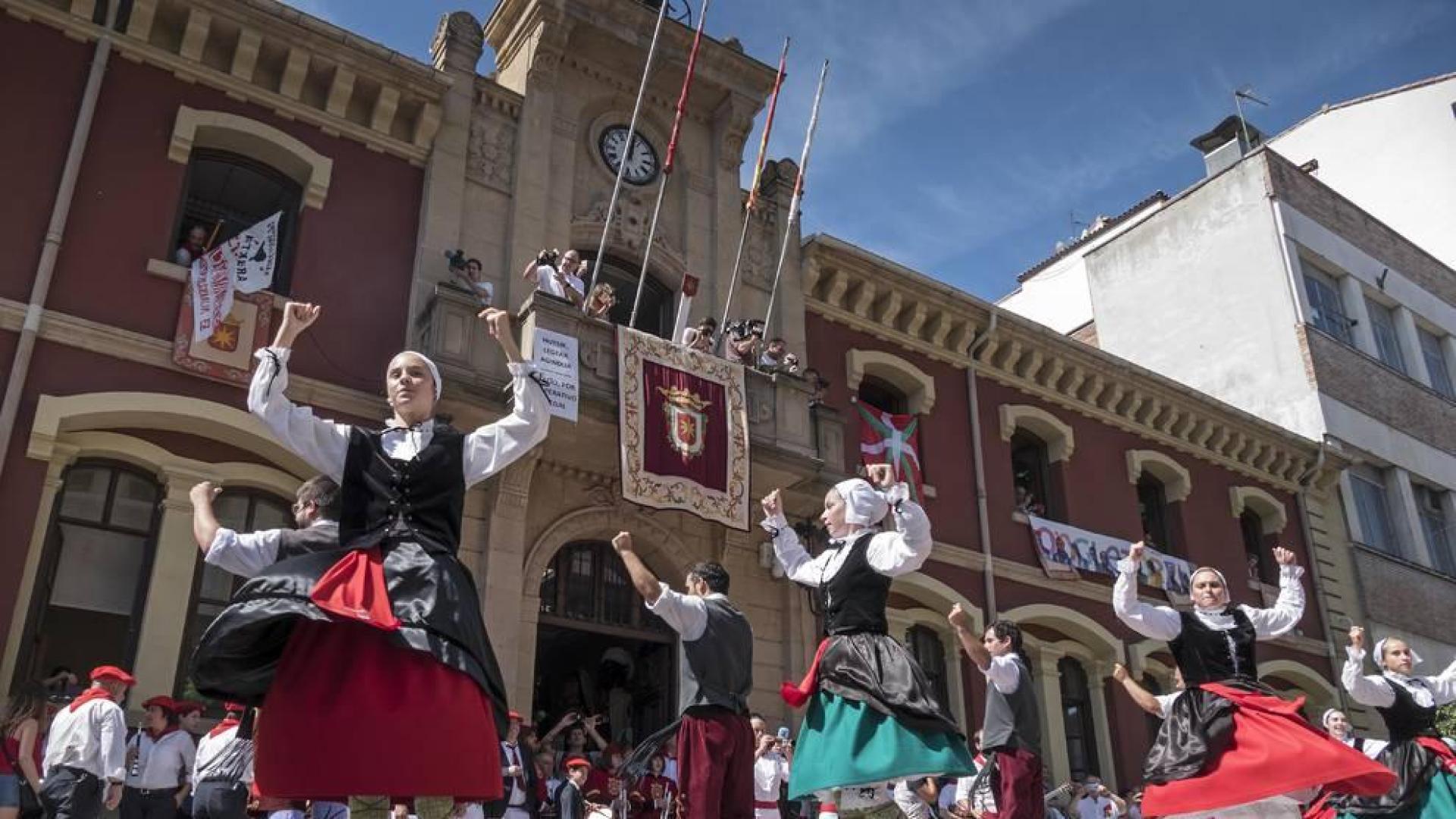 Viernes de Gigantes de 2018 con la ikurriña que originó el recurso colgada de la ventana a la derecha.