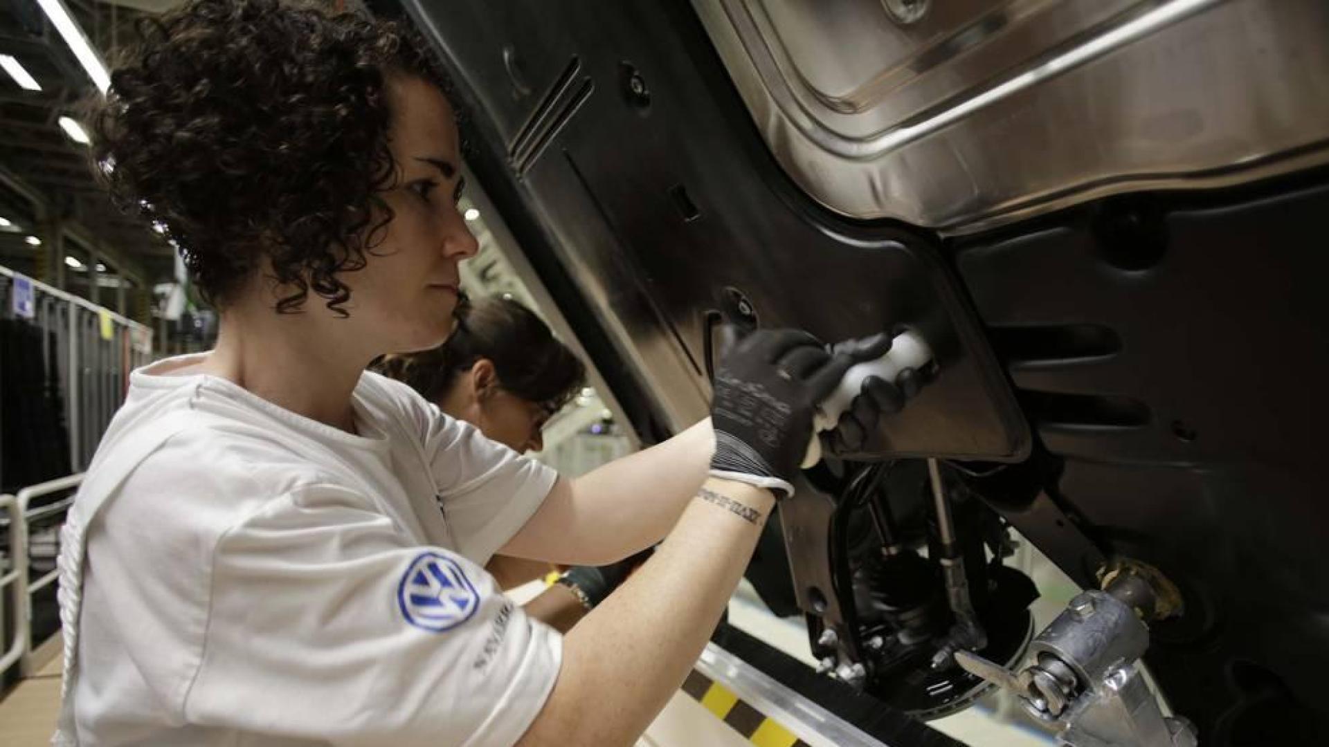Una operaria de montaje trabaja en el fijado del carenado inferior de un Polo.