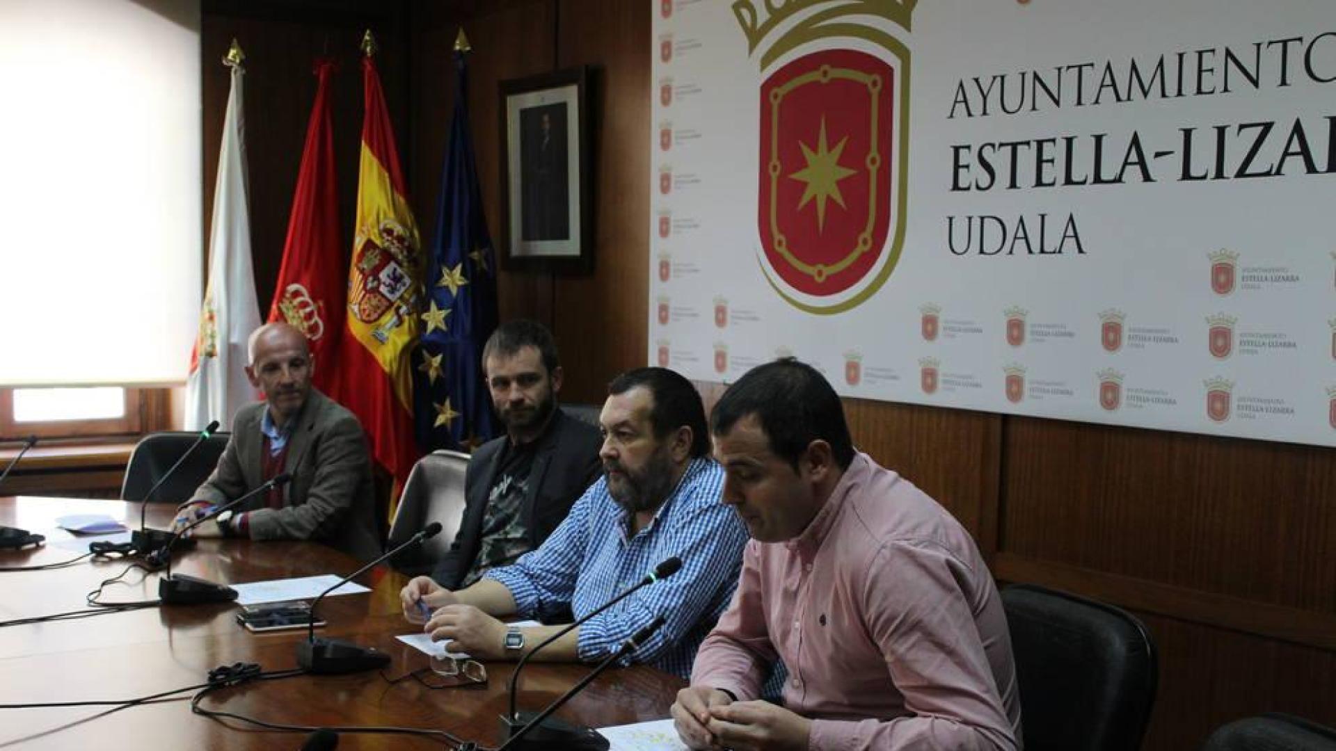 El comentarista Juan Mari Guajardo; el alcalde de Estella, Koldo Leoz; Miguel Ángel García Mitxelena, presidente del C.C. Estella; y Rubén Goñi, director del área de Deportes del Gobierno de Navarra; en la presentación del recorrido.