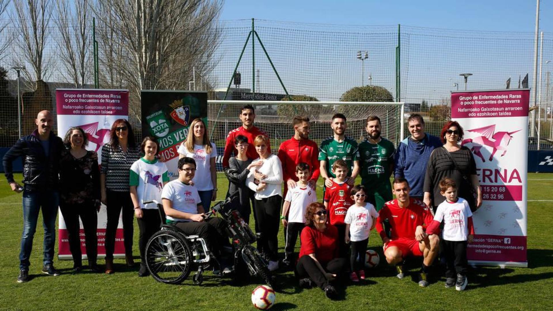 Familias del Grupo de Enfermedades Raras de Navarra (GERNA) y jugadores de Osasuna y Osasuna Magna (Xota), el martes en Tajonar.