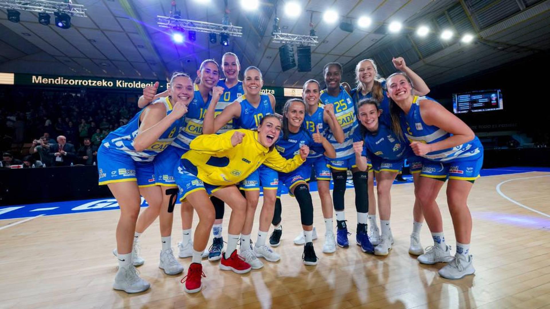 La navarra Irati Etxarri, a la izquierda con el dorsal 8, celebra el pase a semifinales tras superar al Araski.