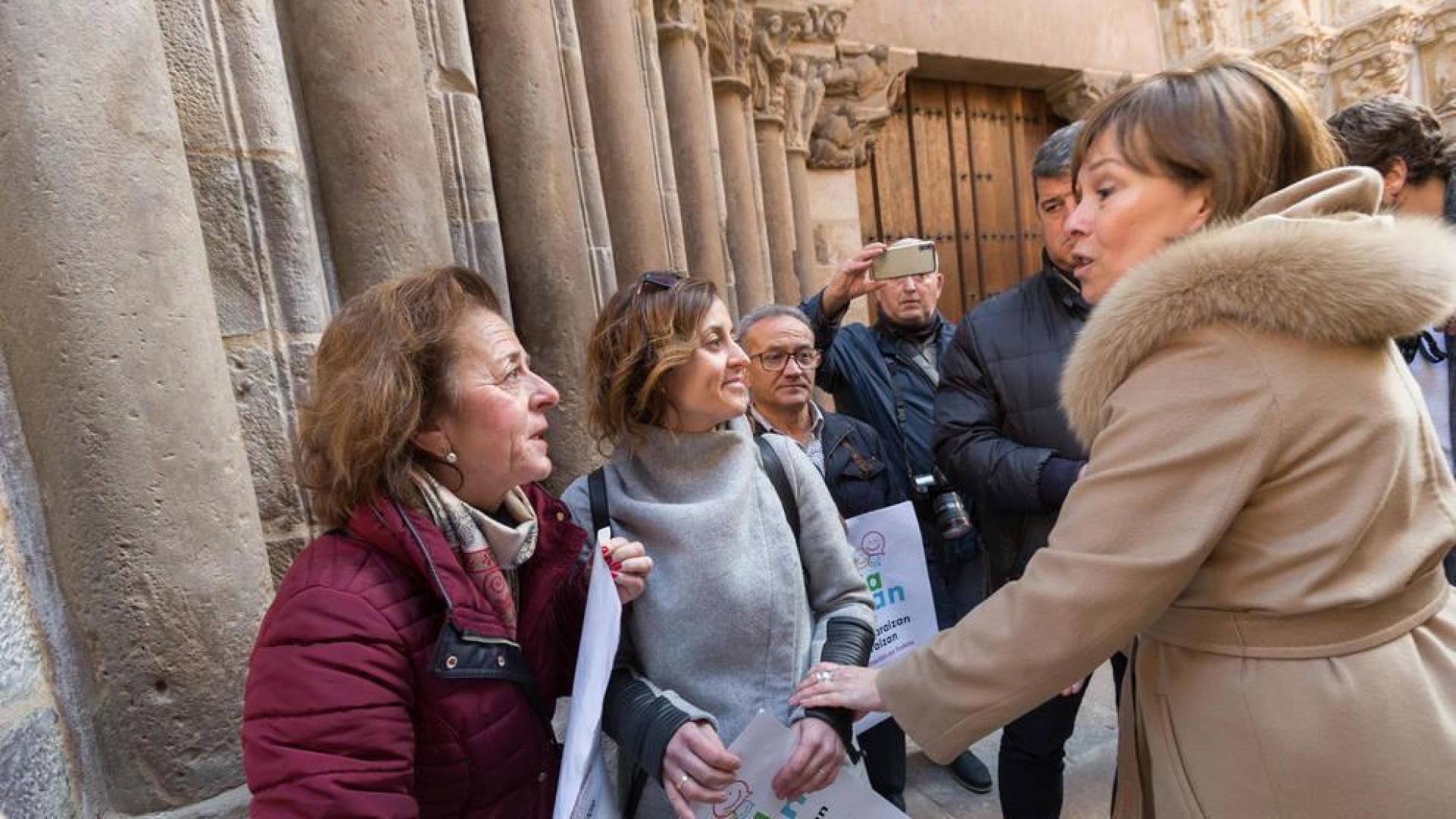 La madre de Izan pide a la presidenta Barkos el medicamento para su hijo