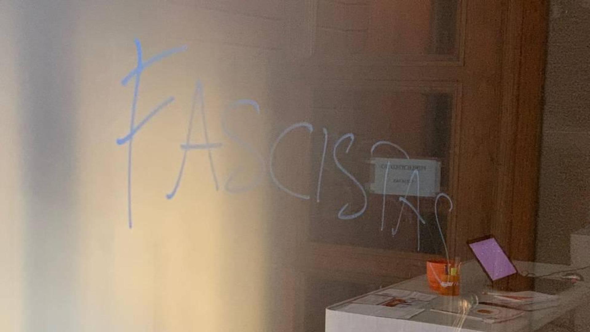 Aparecen pintadas con insultos en la sede de Ciudadanos Navarra
