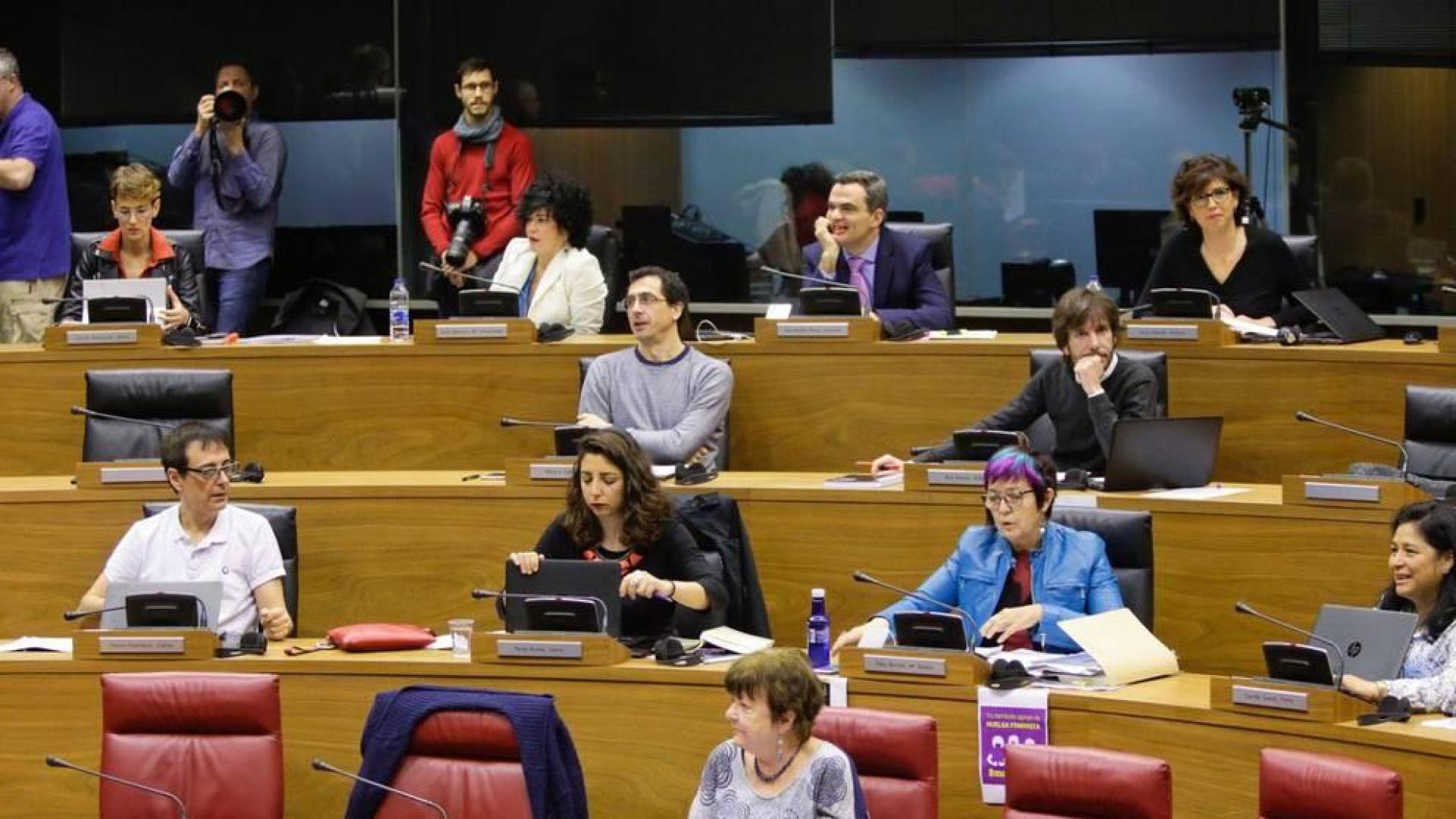 Un Parlamento dividido califica la desaparición de Caja Navarra de "evitable"
