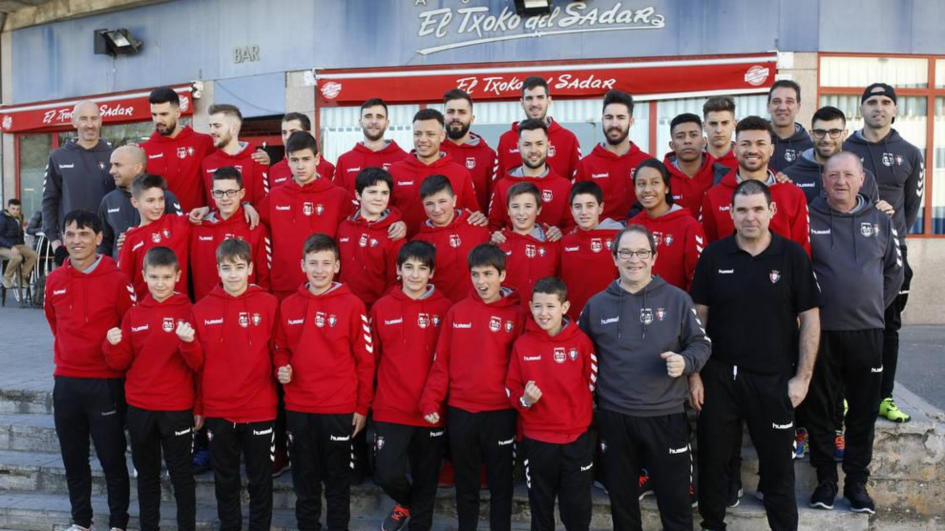 Los jugadores del equipo infantil, que disputa la Minicopa, posan junto a los de Osasuna Magna antes de salir hacia Valencia.