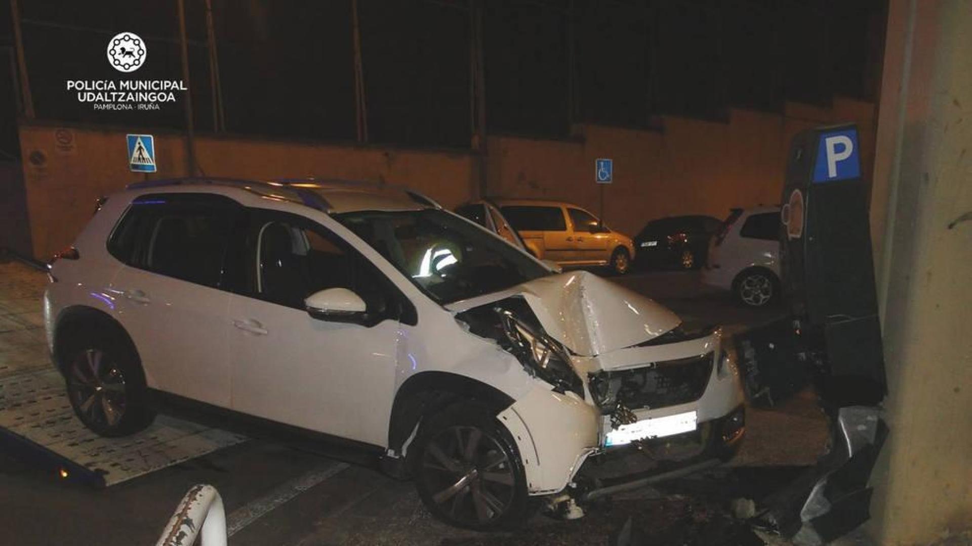 Un conductor ebrio se empotra en Pamplona contra un expendedor de tickets