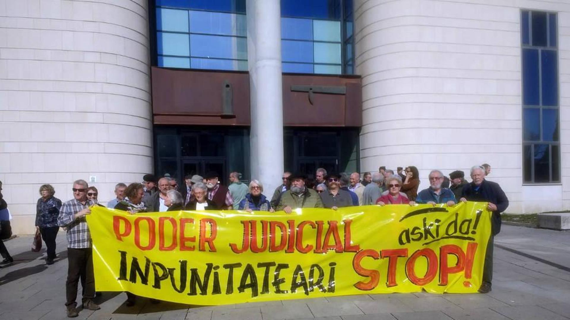 Los colectivos se han concentrado frende al Palacio de Justicia de Pamplona.