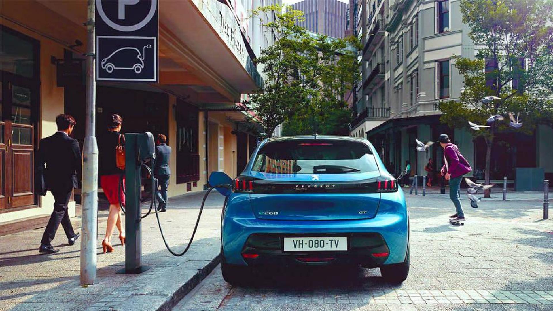 REPOSTAJE ELÉCTRICO. Esta imagen supone un hito en la historia de este modelo tan popular. Ahora también dispondrá de un corazón eléctrico.