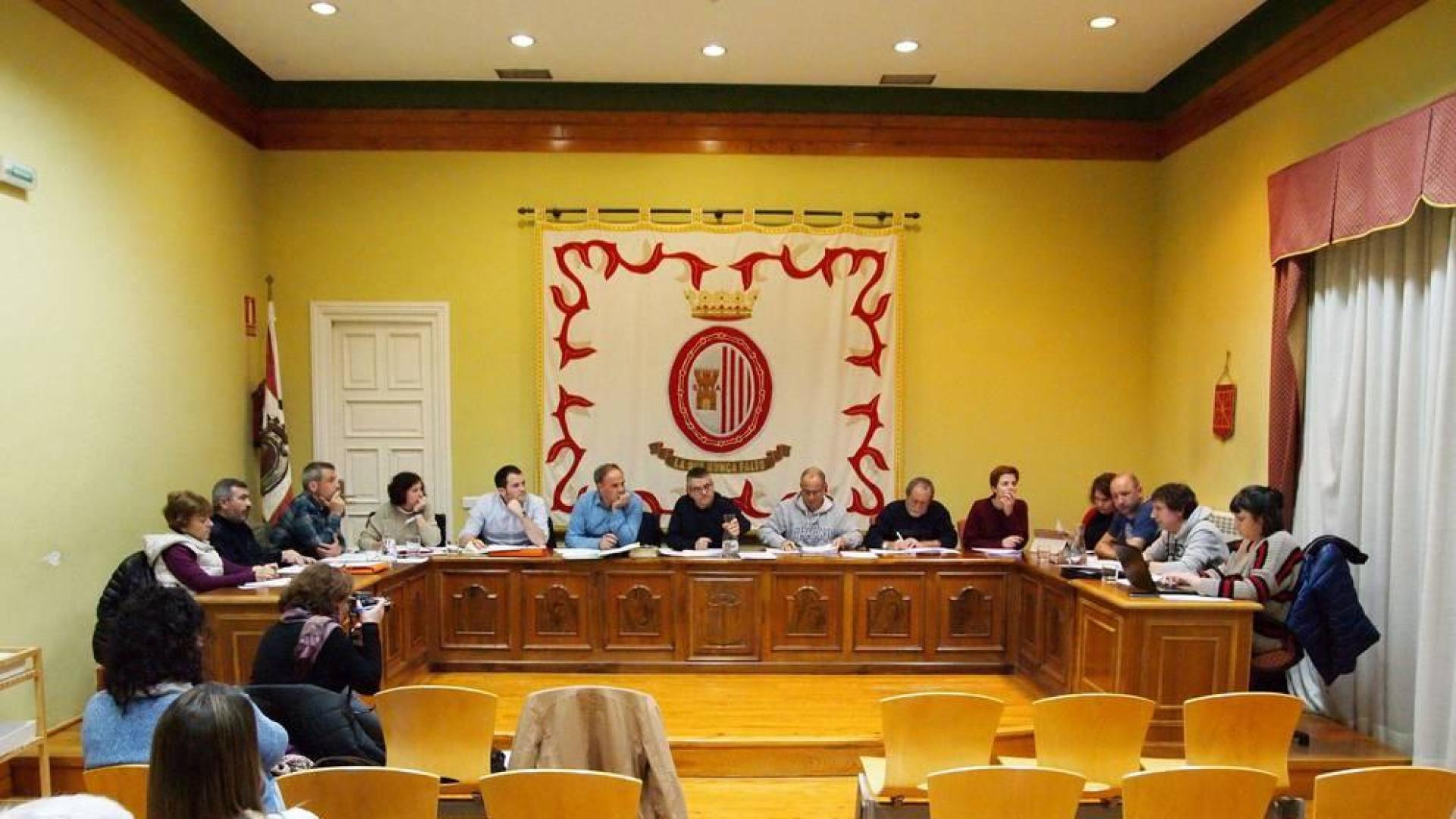 Reciente pleno del Ayuntamiento de Sangüesa. Tras las elecciones de mayo, bajará de 13 a 11 ediles.