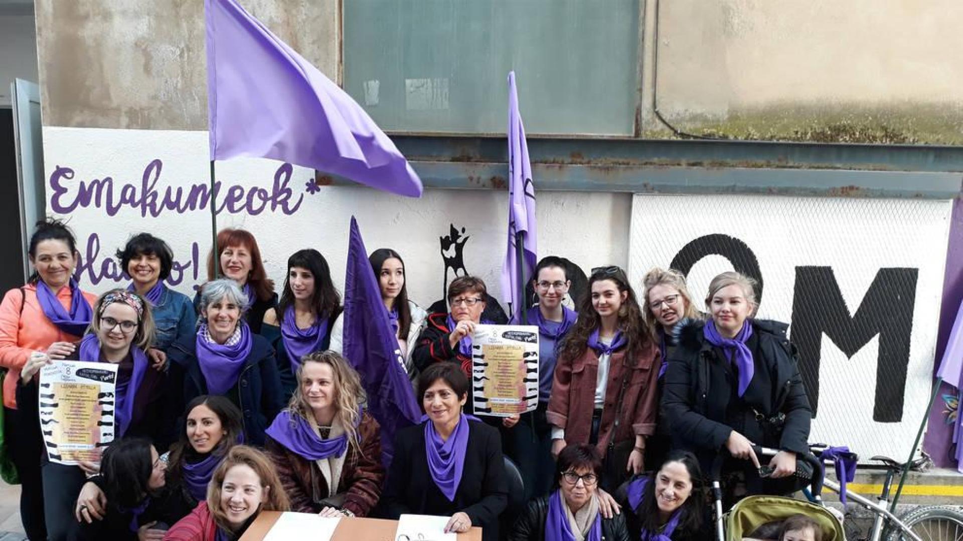 Las organizadoras dieron a conocer el programa junto al txoko feminista de Estella, en el antiguo Almudí.