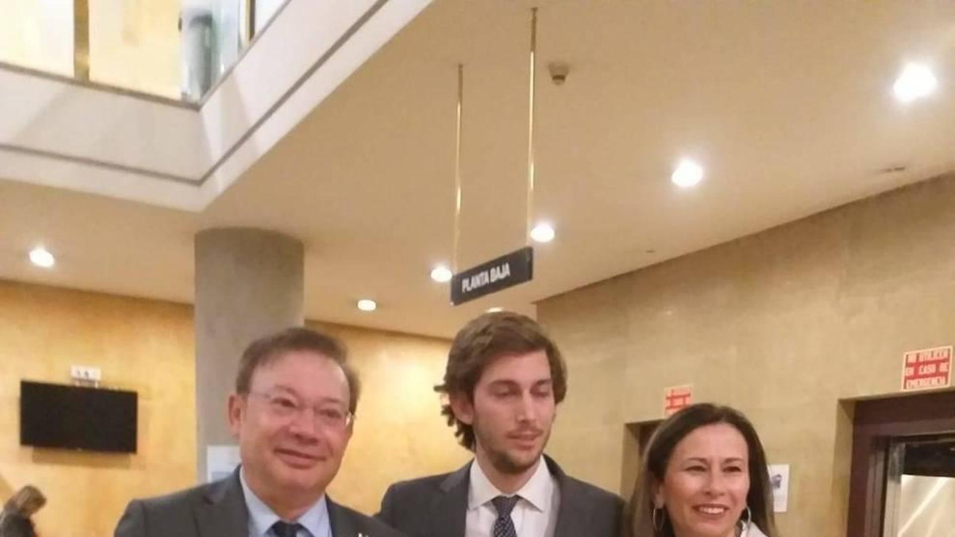 Javier Orduña, a la izquierda, con su hermana y sobrino tras recoger el 26 de febrero la Cruz de Honor de la Orden de San Raimundo de Peñafort, una condecoración del Ministerio de Justicia.
