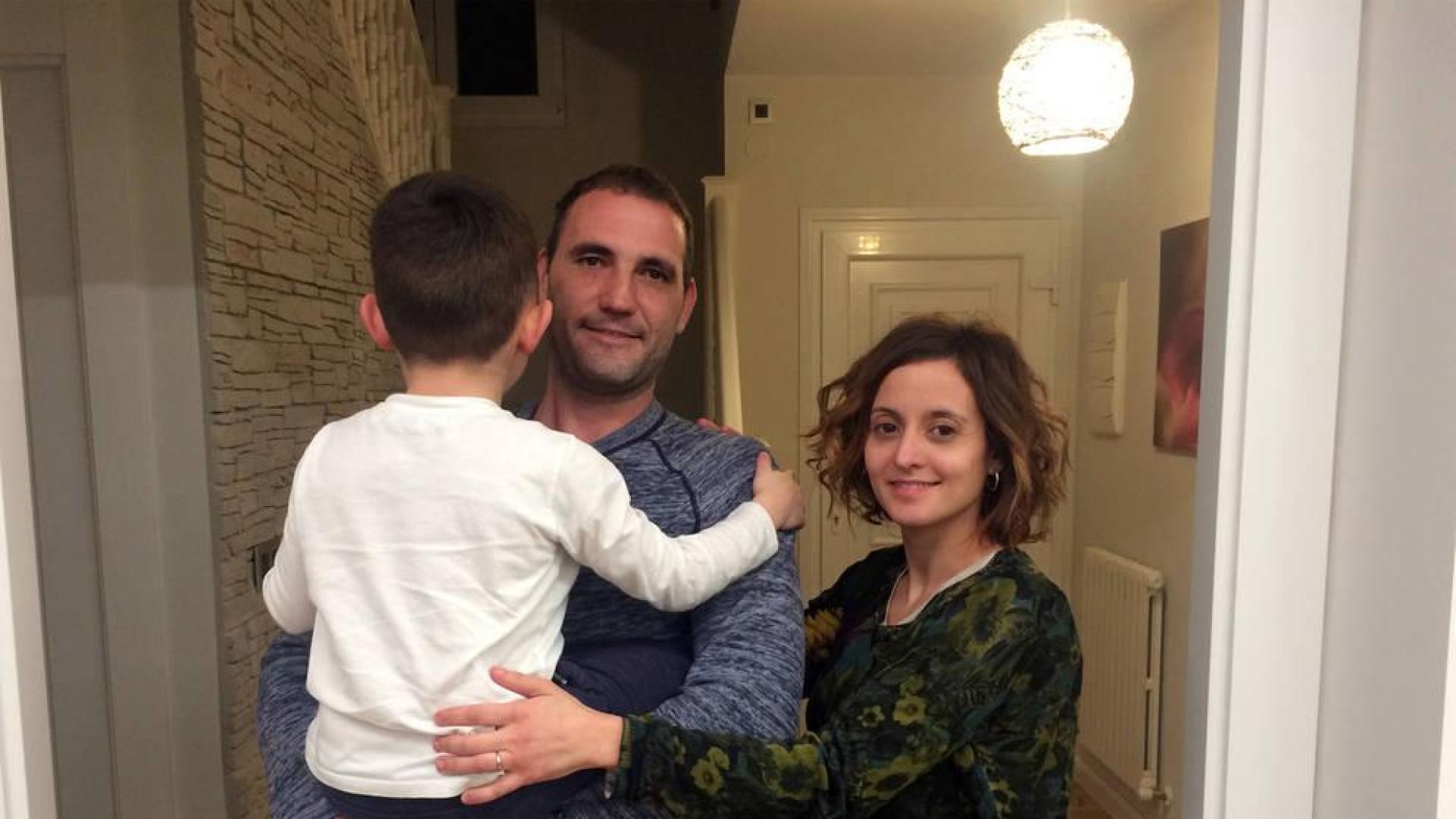 Enrique Munilla y Mayra Gil, padres de Izan, que aparece cogido en brazos por su padre.