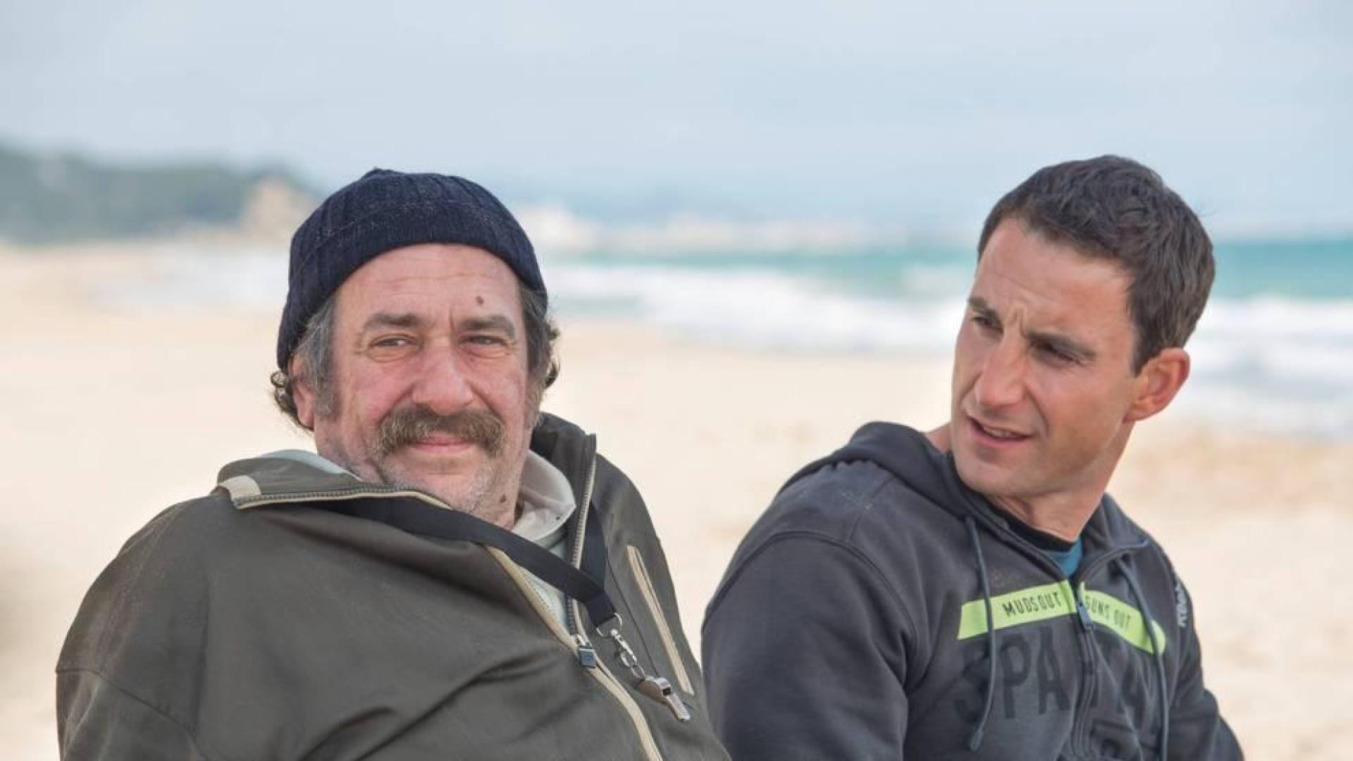 El actor Karra Elejalde (izda) se convierte en la película  100 días en el suegro de Ramón, un treintañero que padece esclerosis múltipe y que interpreta Dani Rovira (dcha).