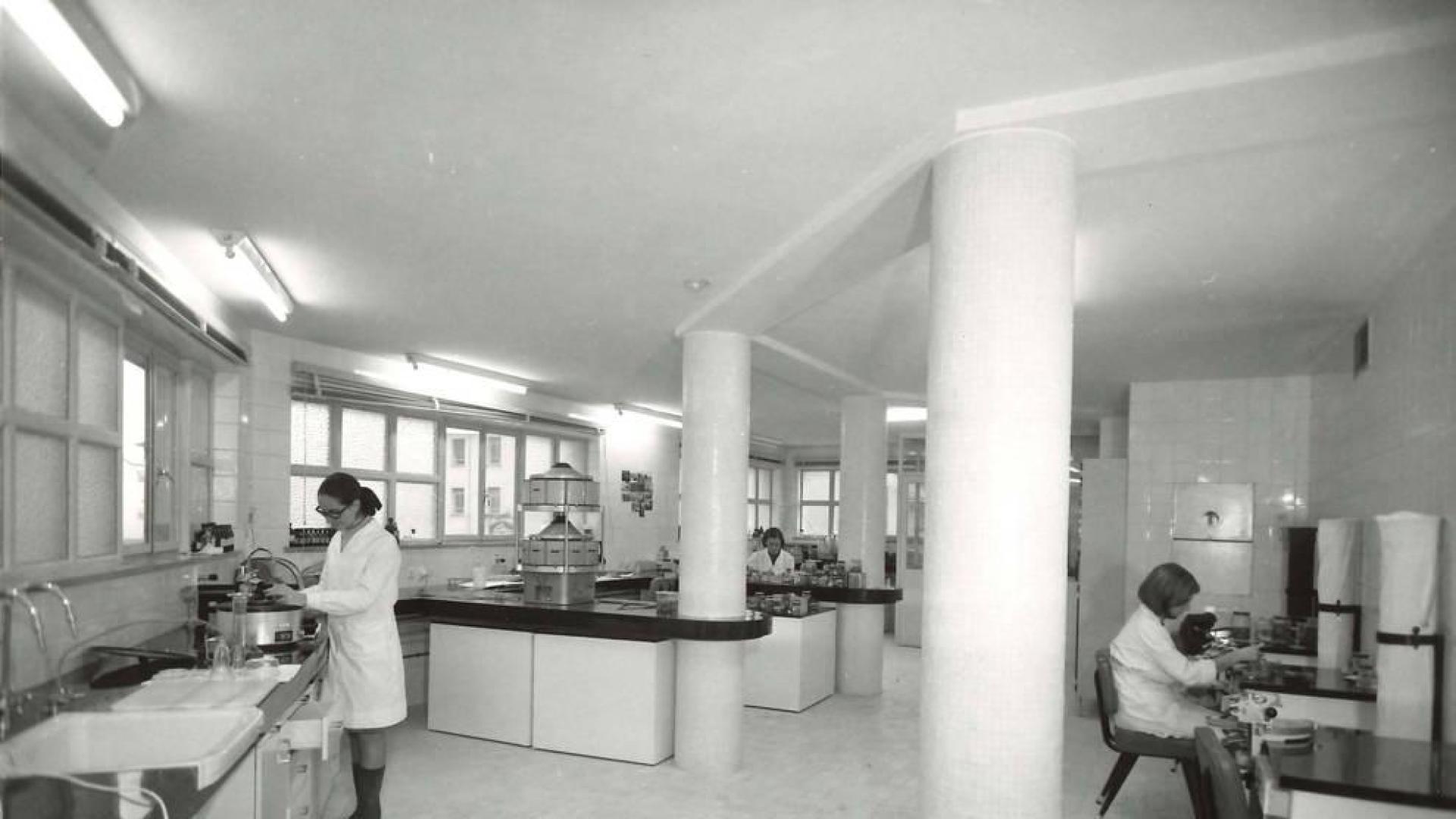 Fotografía de mujeres trabajando en el laboratorio del Hospital de Navarra.