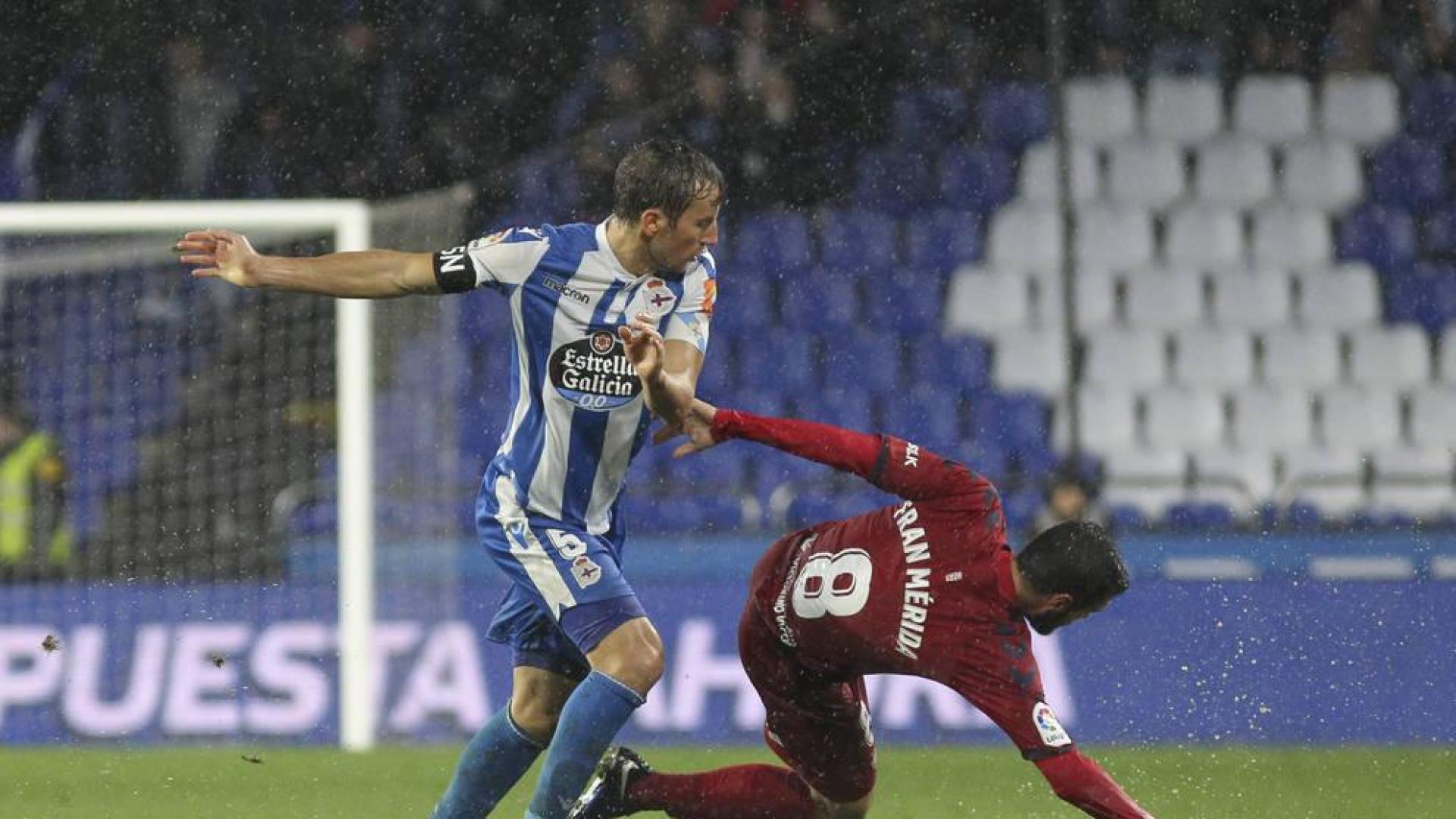 Fran Mérida cae al suelo durante una jugada frente al Dépor en Riazor.