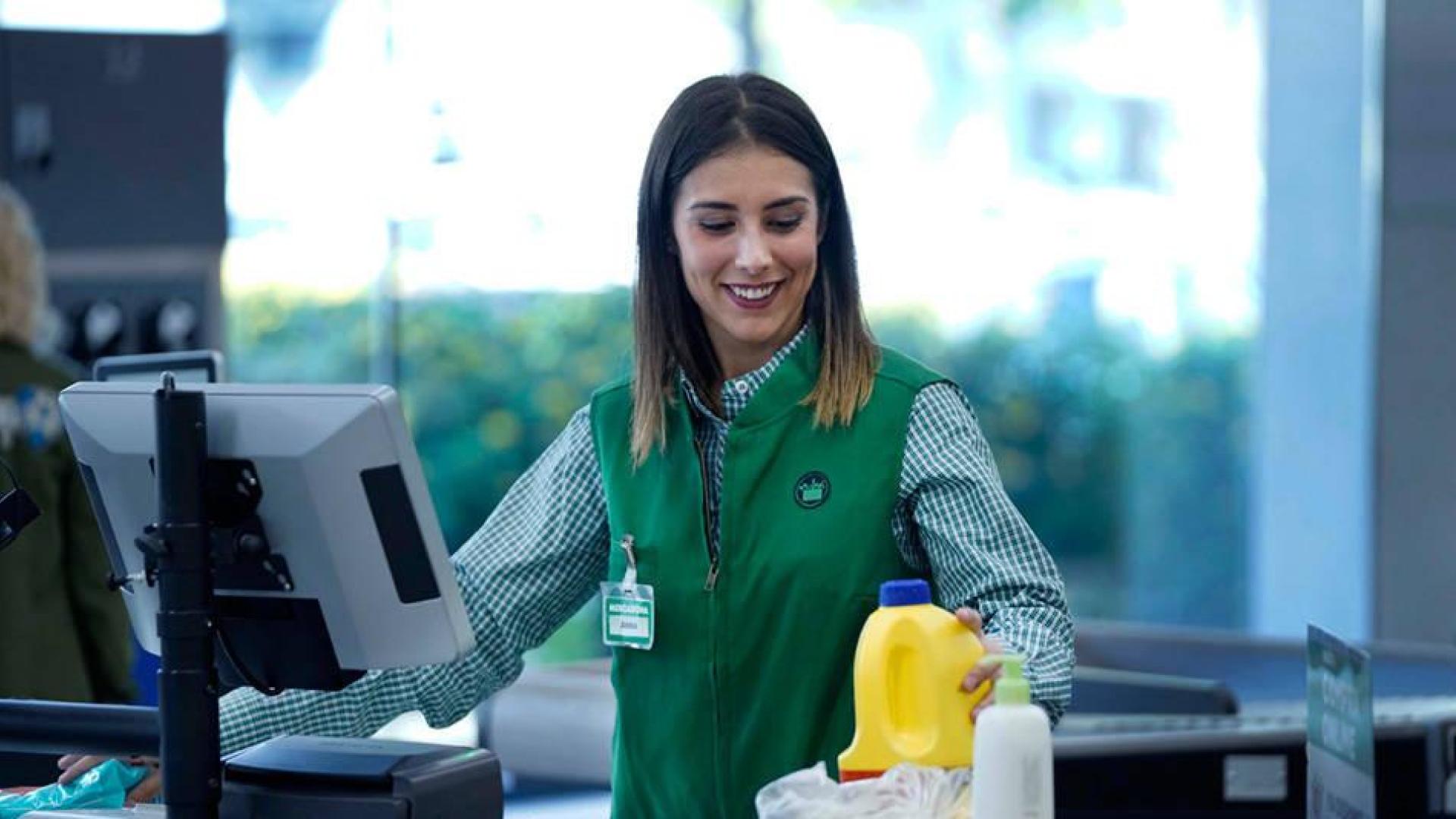 Mercadona renueva los uniformes de sus trabajadores de tienda