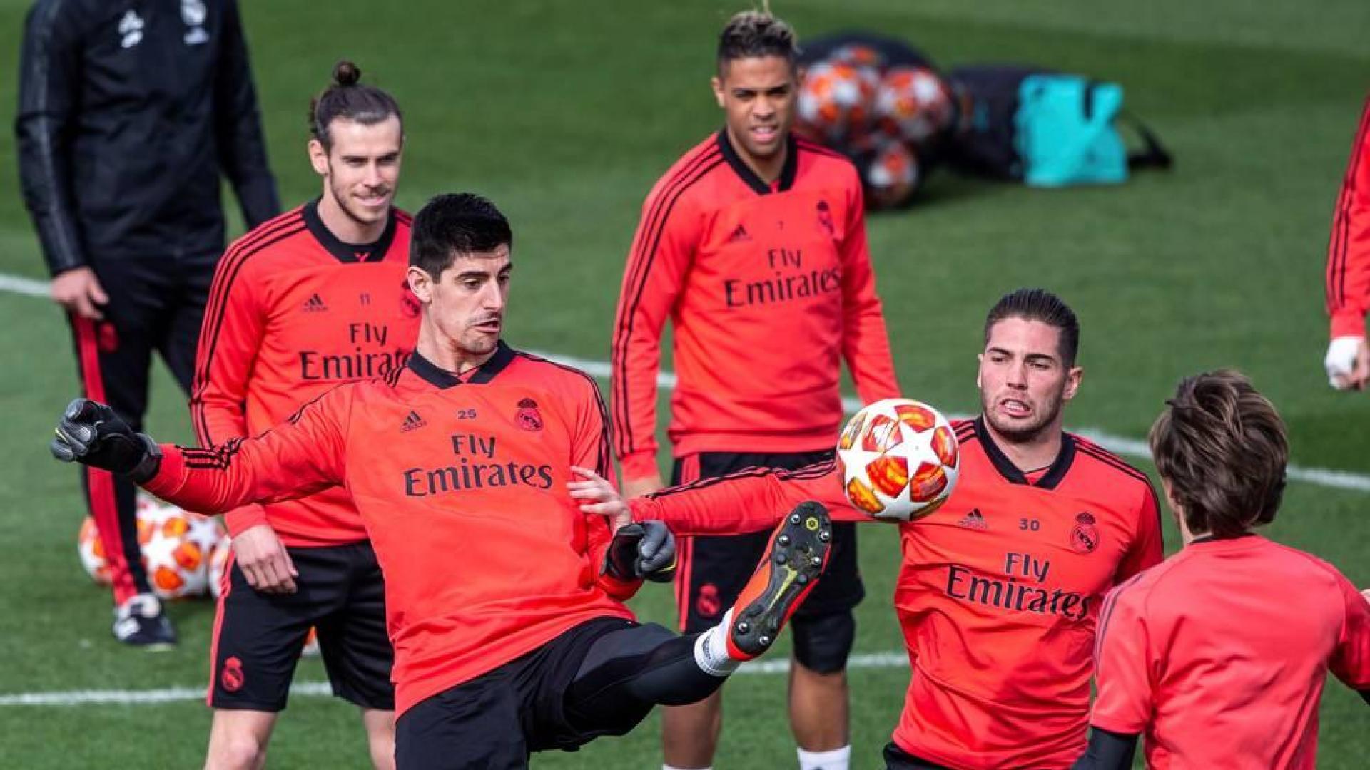 El Ajax amenaza el billete a cuartos de un Madrid deprimido