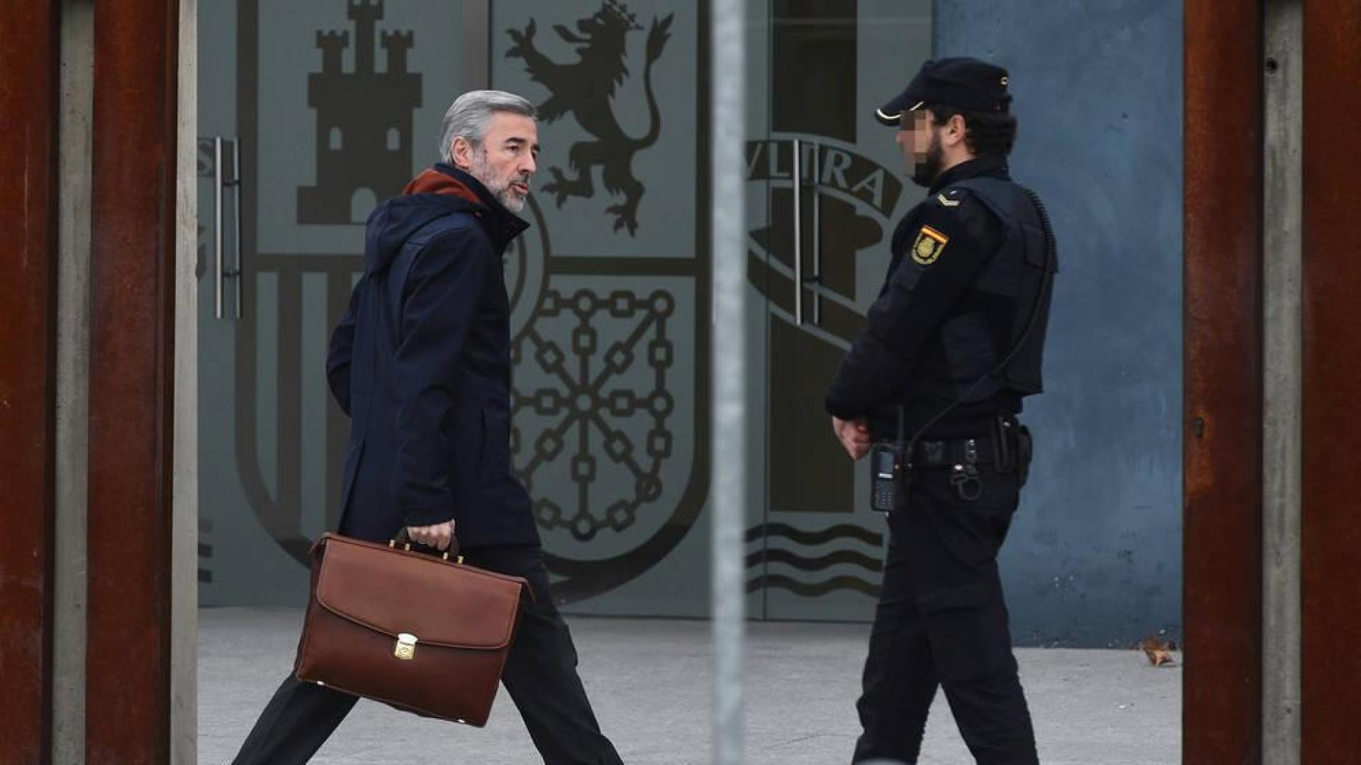 El exministro del Interior y expresidente de la Comisión de Auditoría Bankia, Ángel Acebes, a su llegada a la Audiencia Nacional para declarar en el juicio por la salida a Bolsa de Bankia.