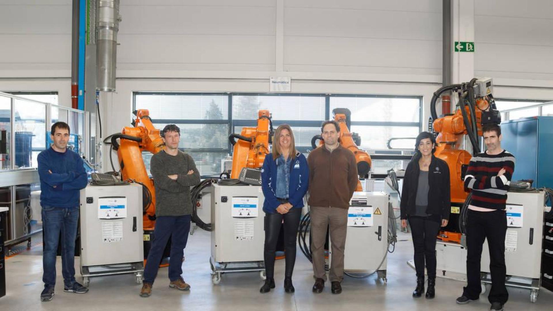 De izquierda a derecha, junto a los robots donados, Asier Gabilondo Marqués (Armeria Eskola), Luis Javier Villanueva Martínez (CIP Lumbier), Ana Mateo Martín (responsable de Mantenimiento del taller de Montaje de Volkswagen Navarra), Alberto Suárez Sanabria (Ribera del Arga), Eugenia Larrea Calvo (responsable de Volkswagen Academy) y Javier Gómez Arriola (CIP Estella).