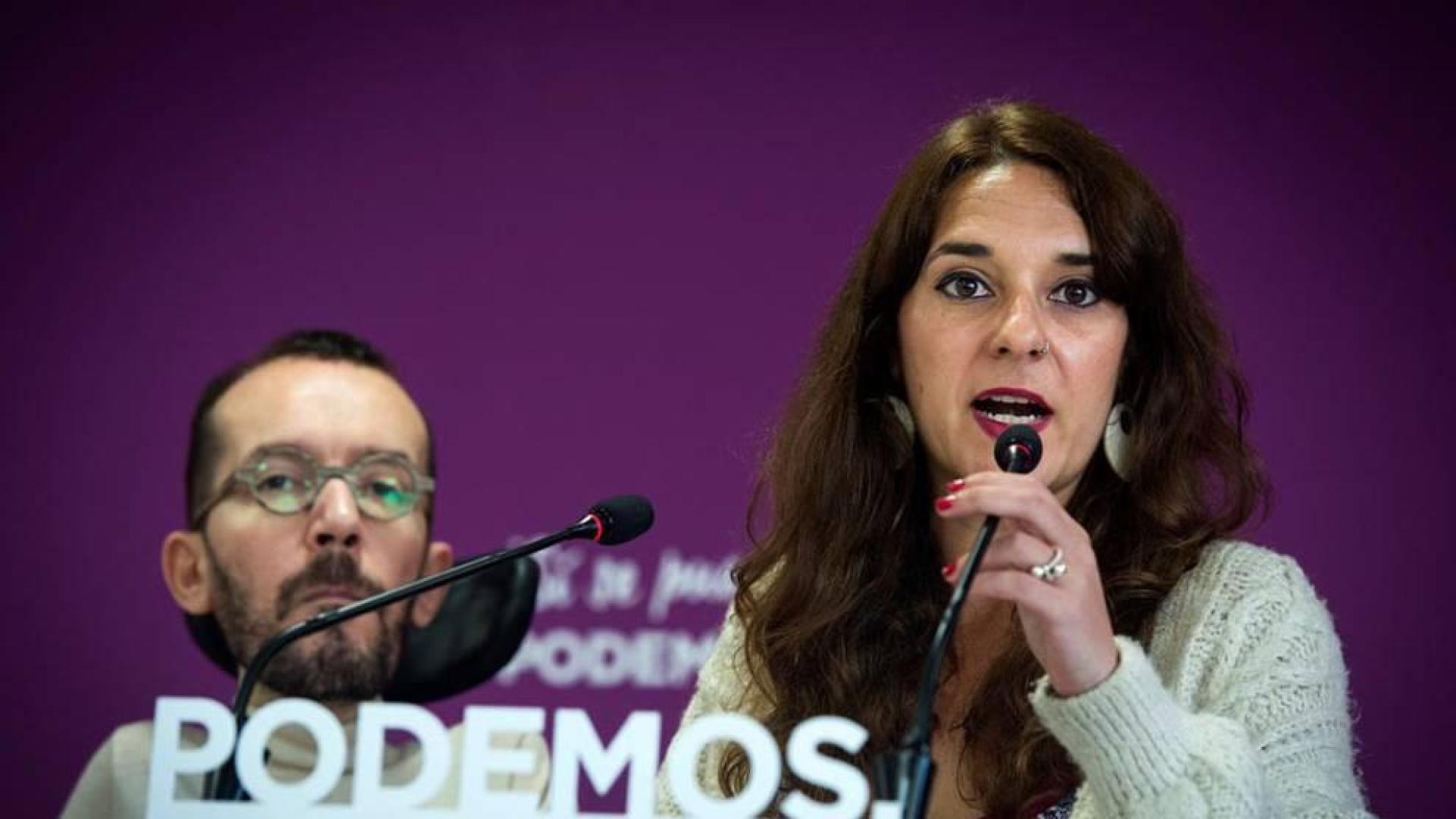 Podemos solicita a Pérez-Reverte que ceda su sitio en la RAE a una mujer
