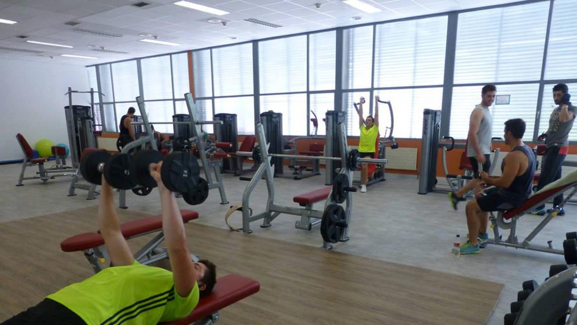 El polideportivo de Estella enseña a los usuarios su nuevo gimnasio