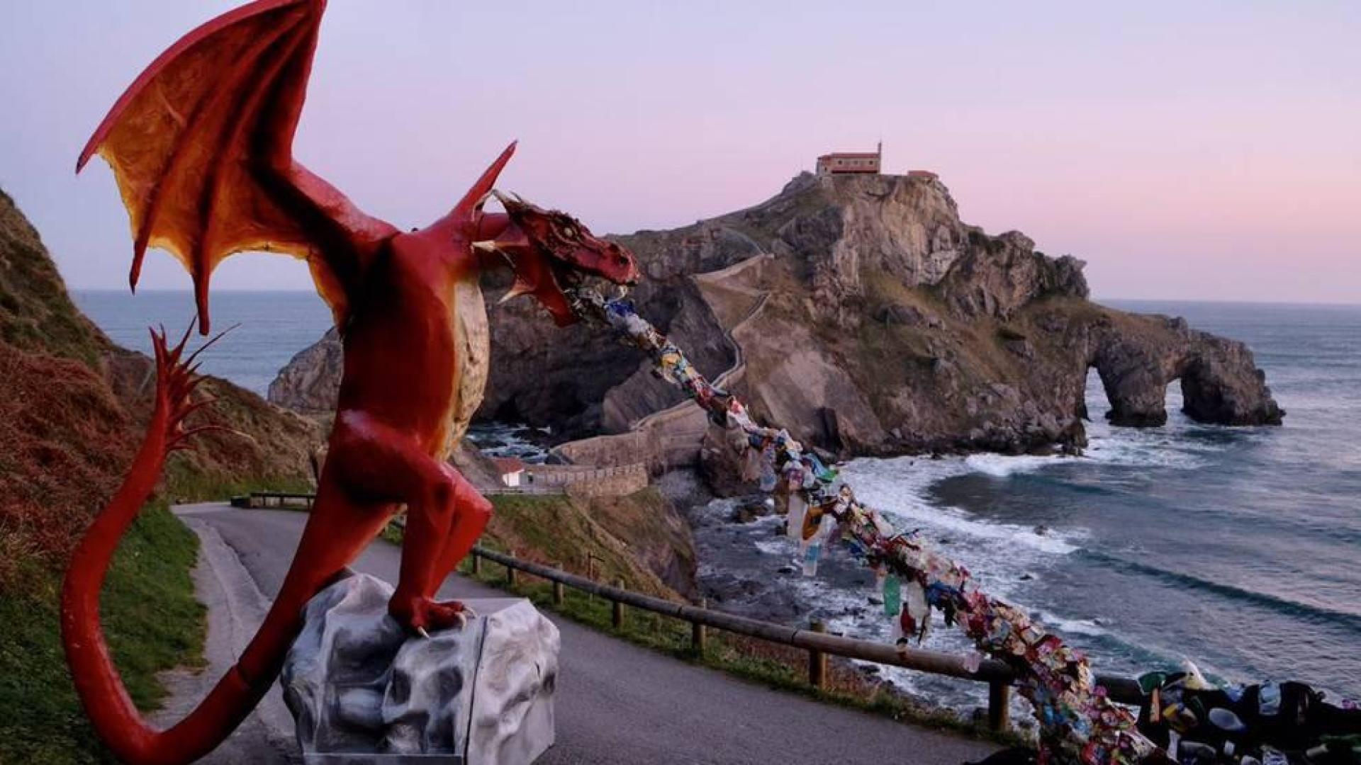 Greenpeace instala un dragón gigante en Gaztelugatxe para denunciar los vertidos de plástico al mar.