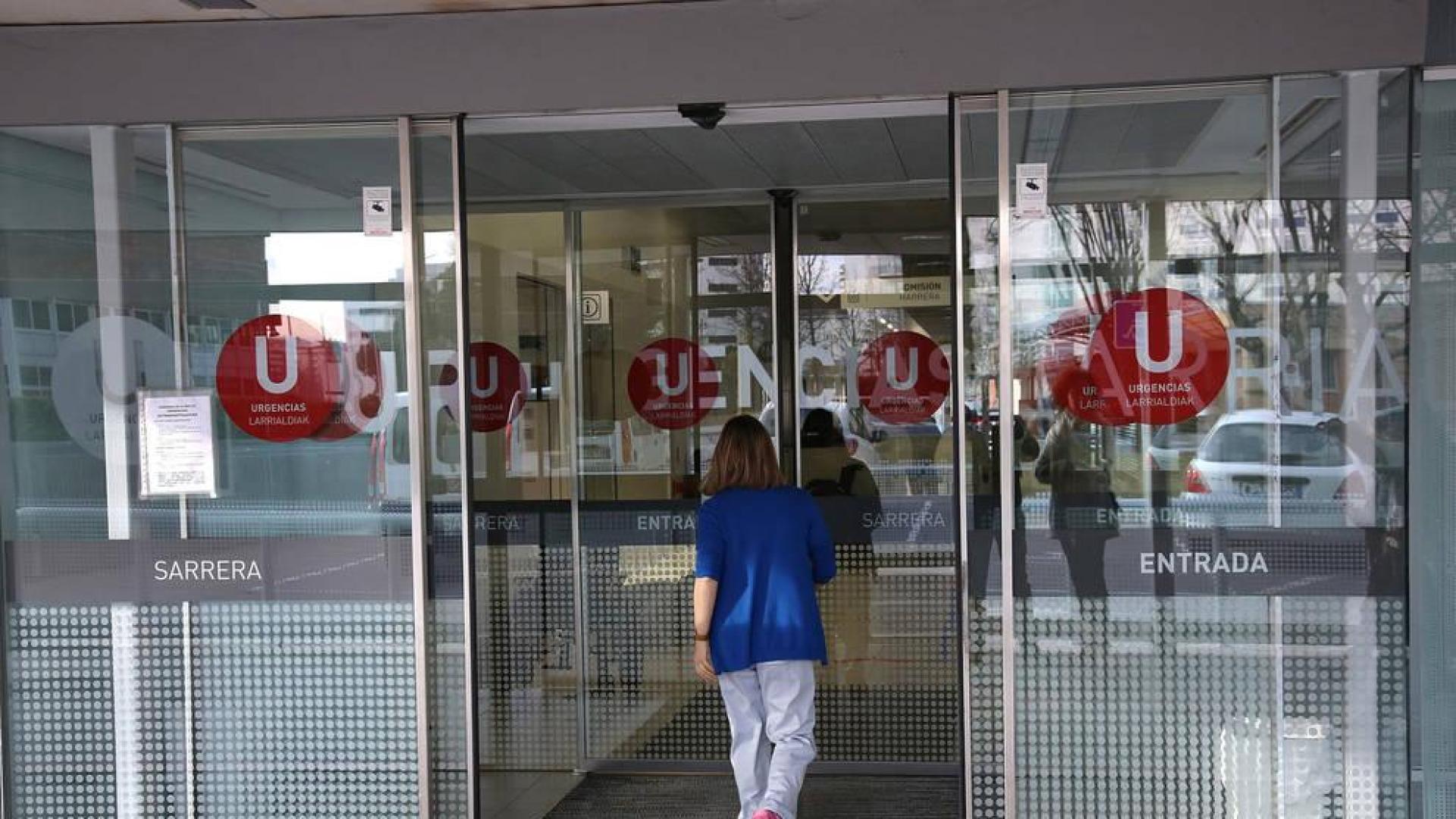 Una sanitaria entra al edificio de Urgencias del Complejo Hospitalario de Navarra.