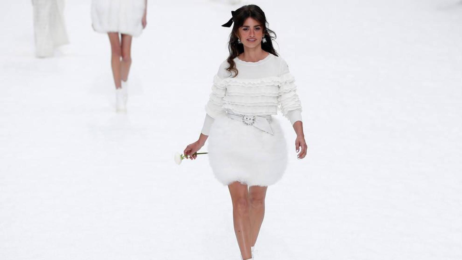 Penélope Cruz participa en el desfile homenaje a Karl Lagerfeld