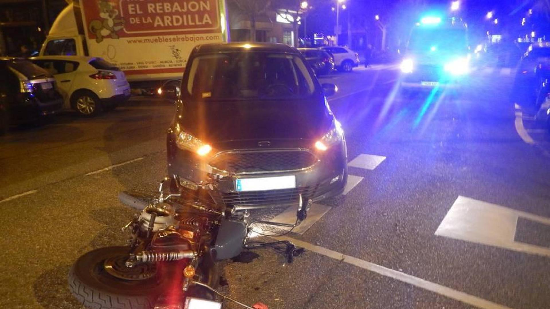 Estado de la motocicleta tras colisionar contra el turismo este lunes en la calle de Monasterio de la Oliva, en Pamplona.