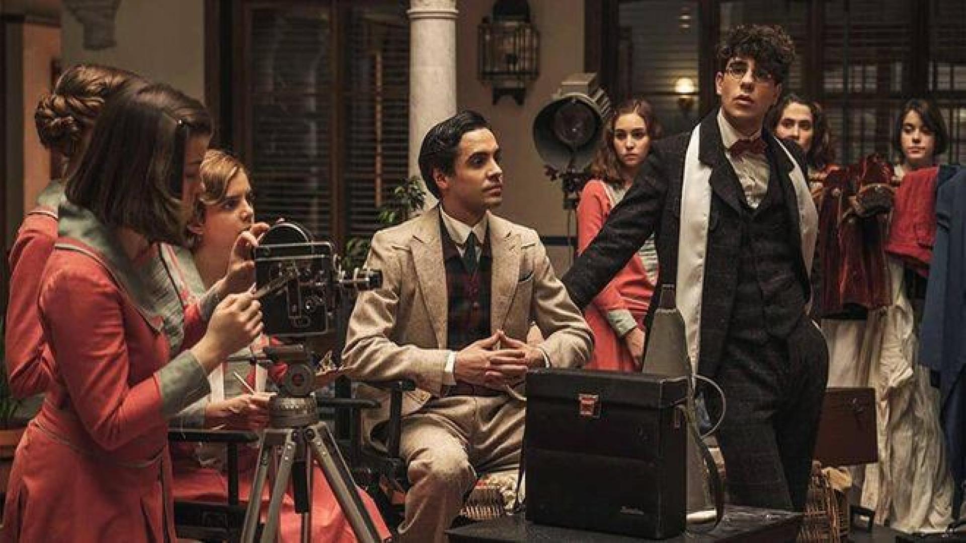 Javier Ambrossi y Javier Calvo, en una escena de la segunda temporada de 'La otra mirada'.