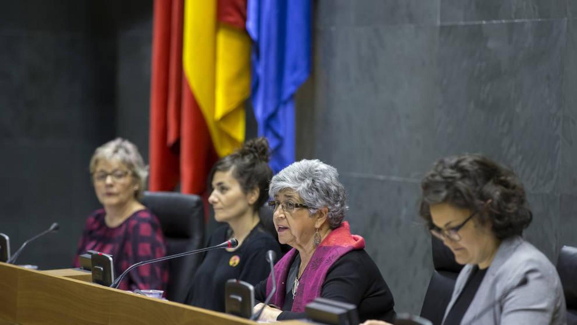 50 abogadas piden suspender los juicios el viernes para hacer huelga