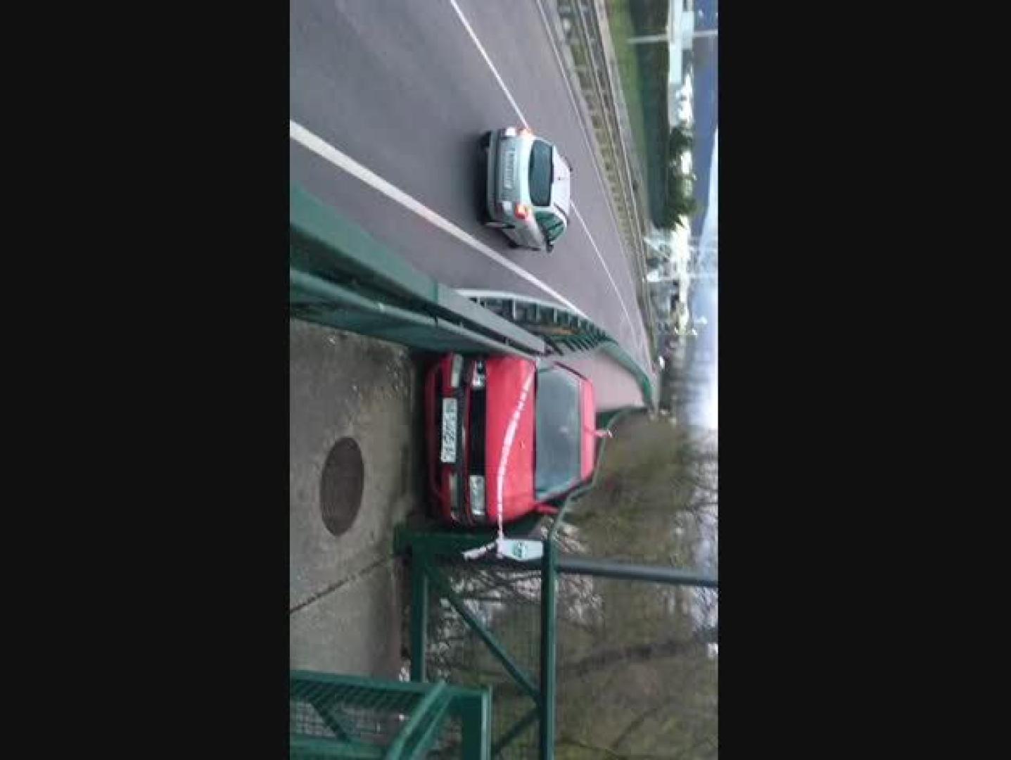 Vídeo del coche empotrado en el paseo del Arga.