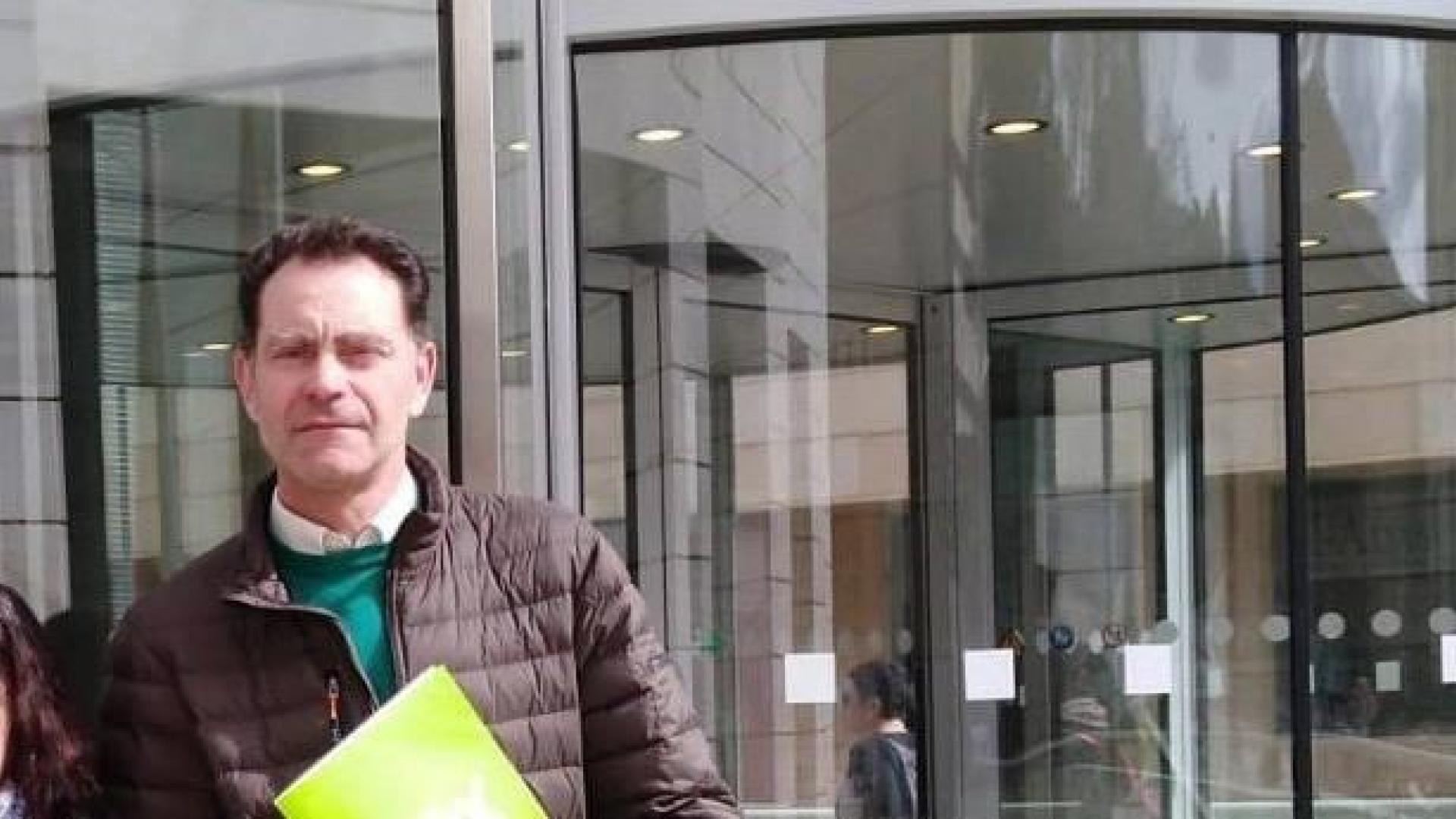 El presidente de Vox en Lleida, José Antonio Ortiz, en la puerta del edificio judicial de Lleida este lunes.