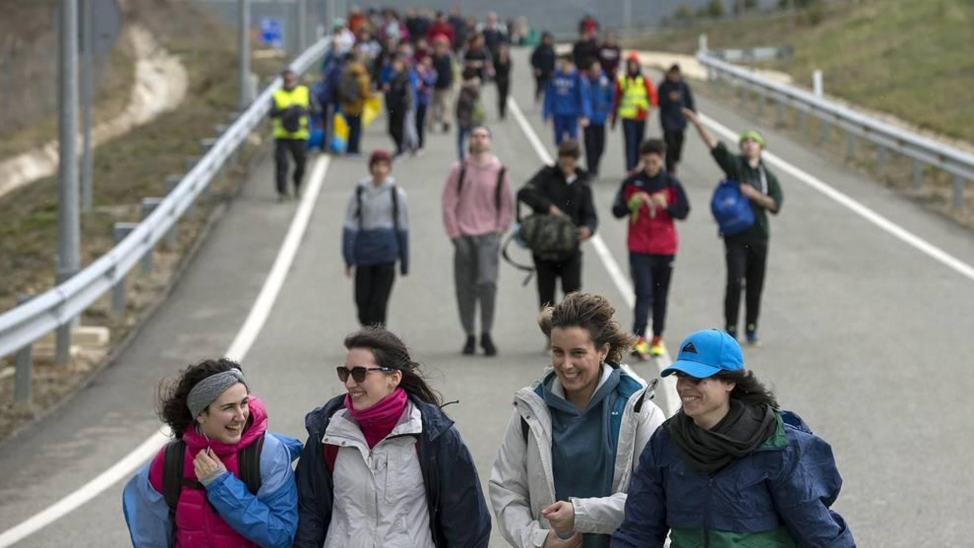 Imágenes de los miles de peregrinos que se han acercado este sábado hasta el castillo de Javier,