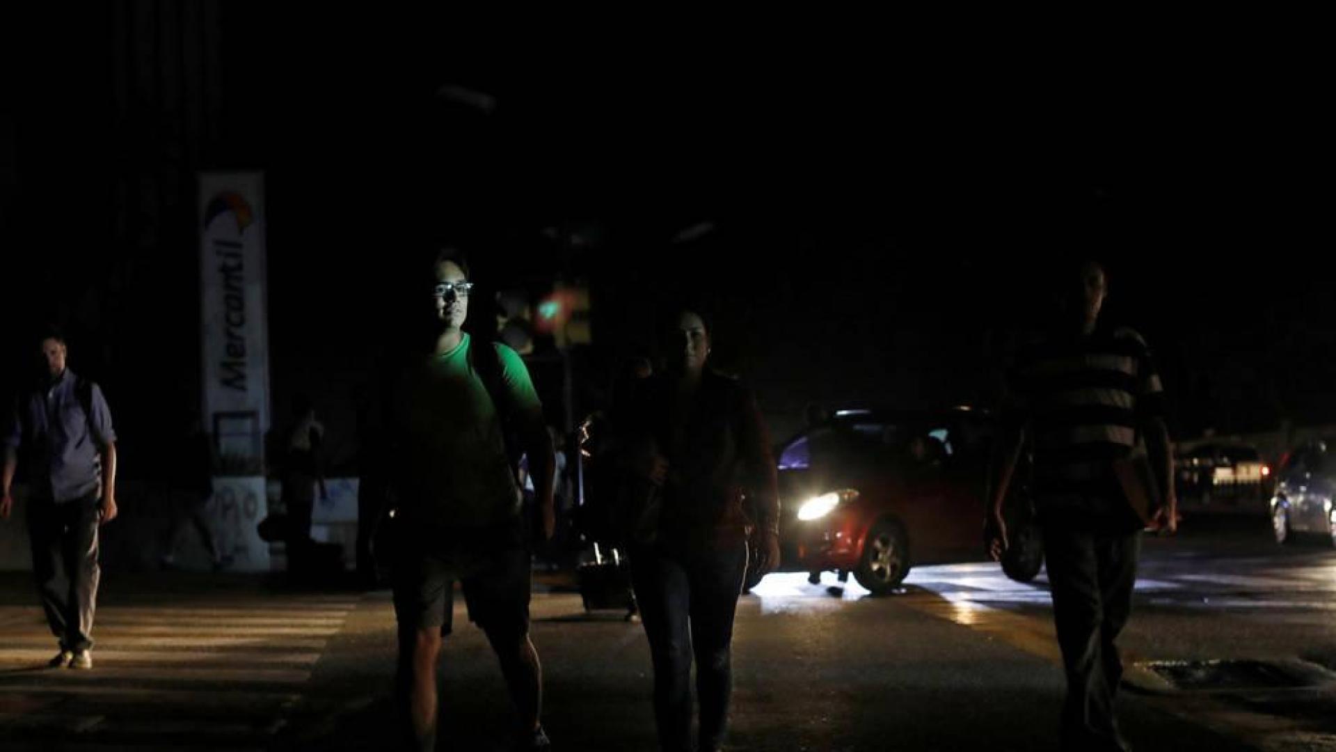 Un apagón en Venezuela deja sin luz a 15 de los 23 estados del país