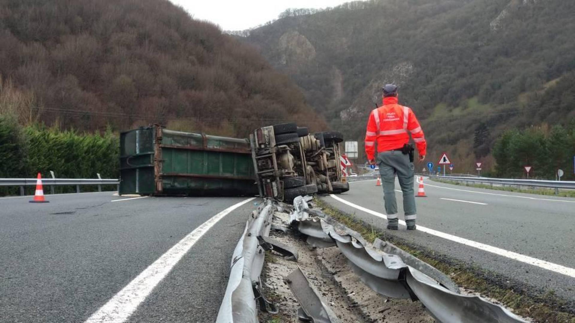 Estado del camión tras volcar en la A-15.