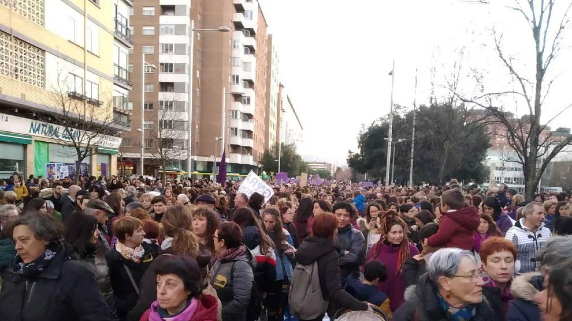 Multitudinaria manifestación por el Día de la Mujer en la capital navarra
