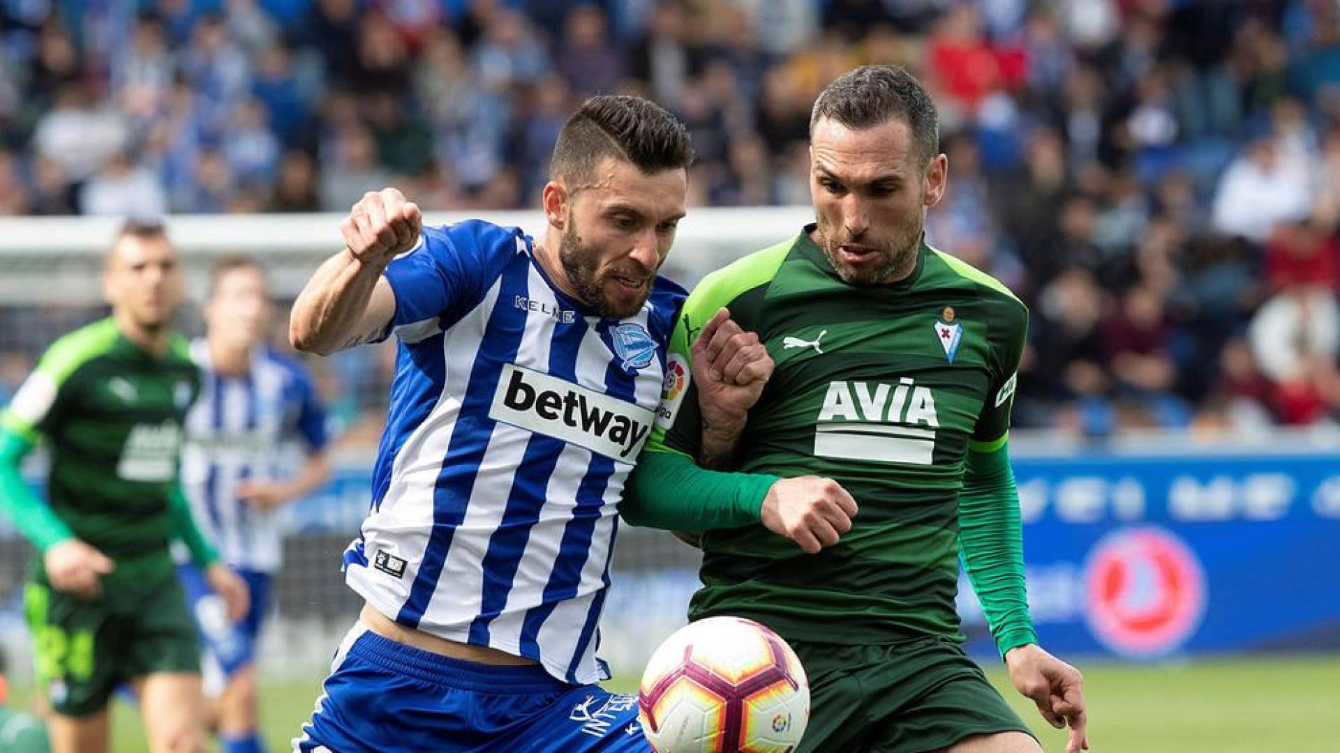 El delantero del Alavés Borja Bastón pelea un balón con el defensa del Eibar Anaitz Arbilla.