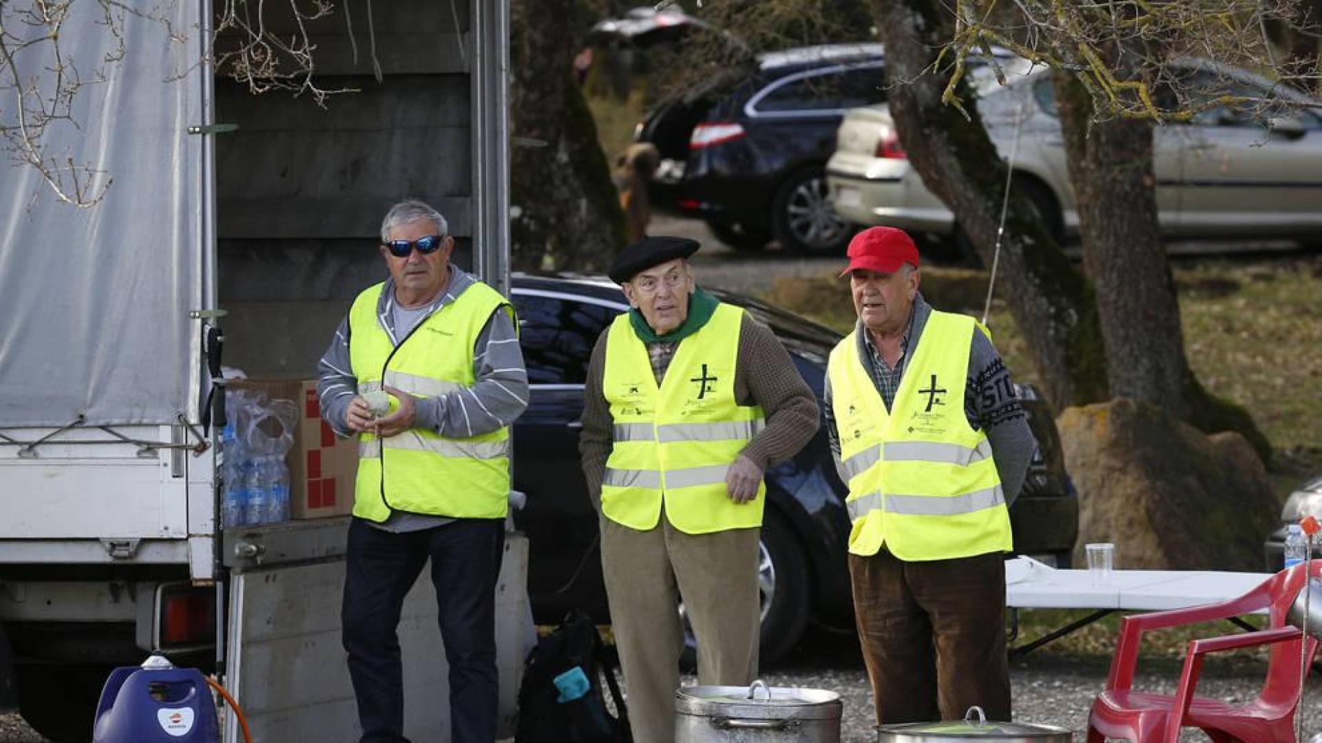 Javier Echeverría Leoz, de 82 años, y José Salas, de 69, con dos cacerolas de caldico.