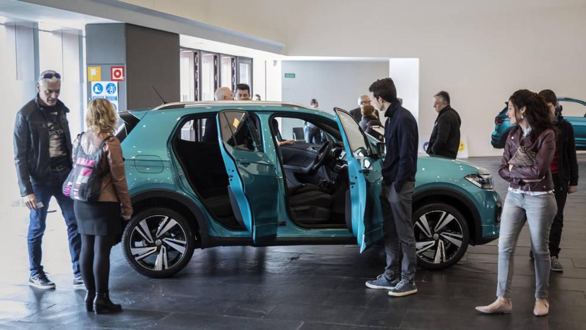 Varias personas observan uno de los modelos del T-Cross expuestos ayer en Baluarte.