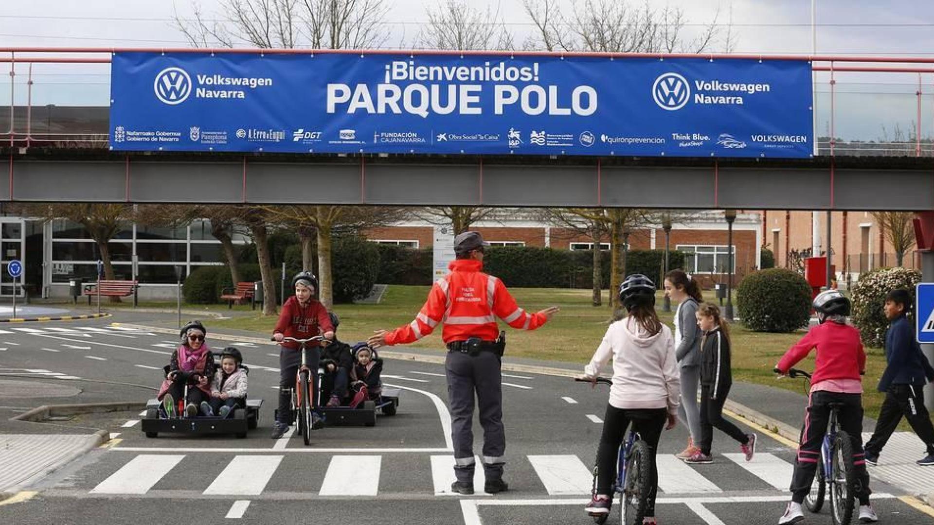 Los reyes Juan Carlos I y Sofía inauguraron el 9 de marzo de 1999 el parque polo sobre 20.250 metros cuadrados de landaben.  alumnos de 300 centros de enseñanza, la mayoría navarros, han aprendido nociones básicas del código de circulación. Su seguridad es lo primero.                                                           Texto natxo gutiérrez   fotografía eduardo buxens y archivo