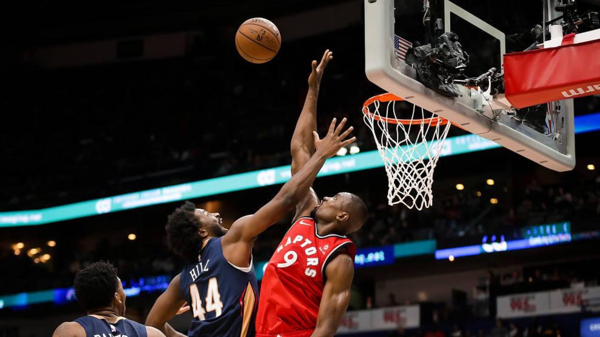 Ibaka bloquea al atacante de New Orleans Pelicans forward Solomon Hill.